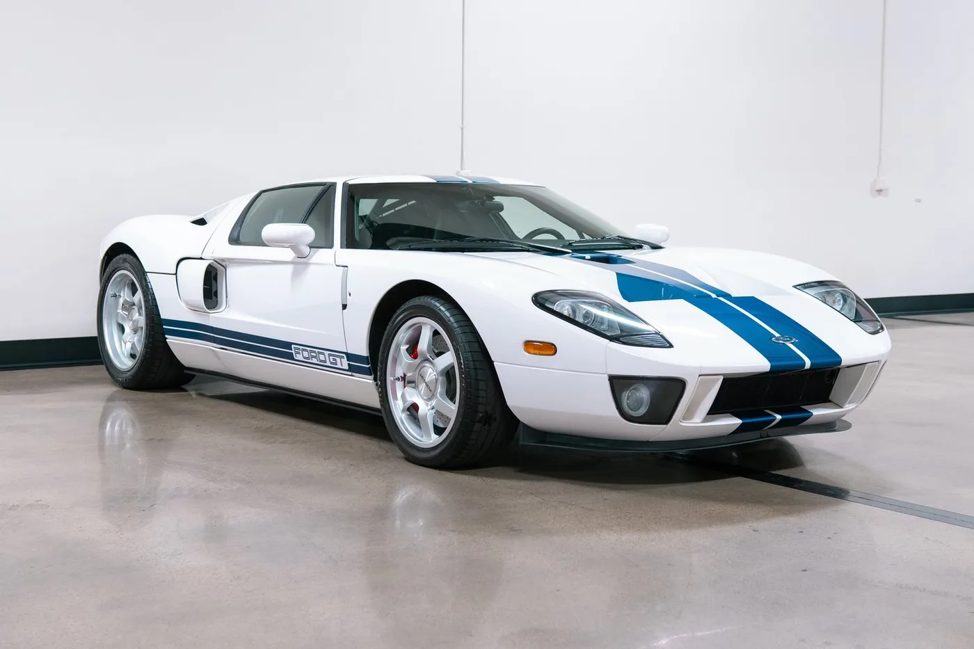 2005 Ford GT vendue par un concessionnaire spécialisé à Costa Mesa, États-Unis, photo 2 sur 15