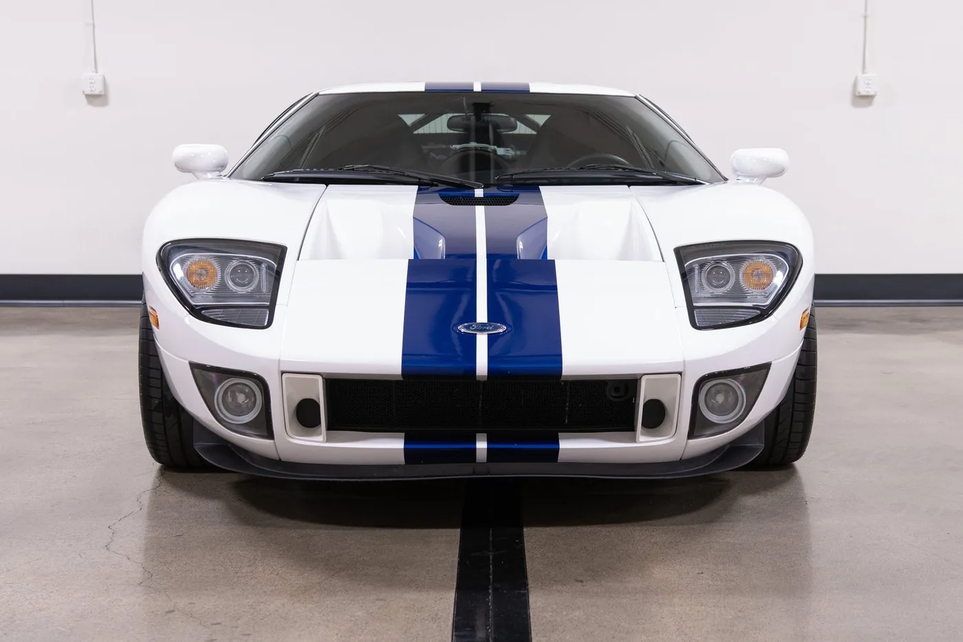 2005 Ford GT vendue par un concessionnaire spécialisé à Costa Mesa, États-Unis, photo 3 sur 15