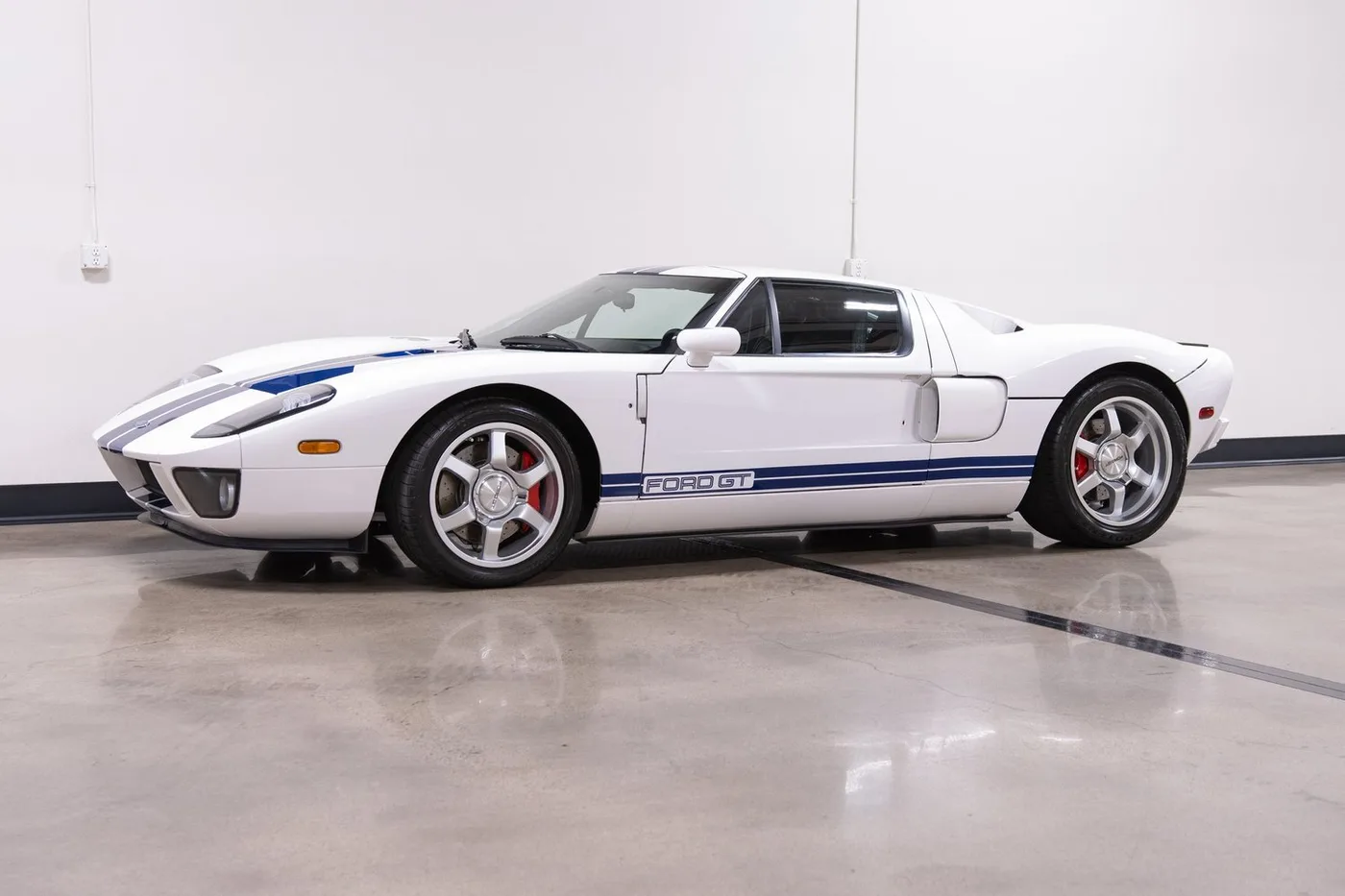 2005 Ford GT vendue par un concessionnaire spécialisé à Costa Mesa, États-Unis, photo 5 sur 15