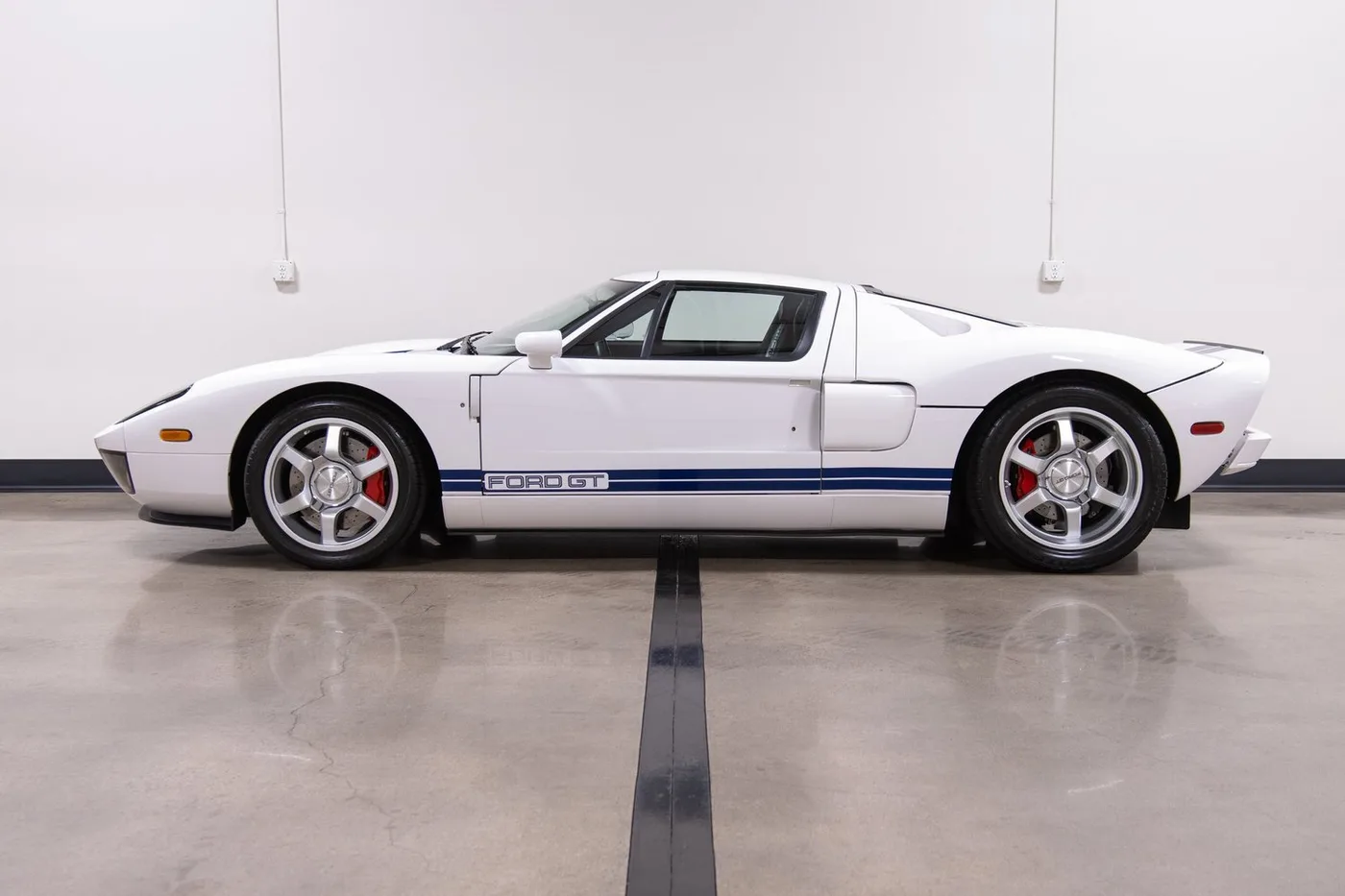 2005 Ford GT vendue par un concessionnaire spécialisé à Costa Mesa, États-Unis, photo 6 sur 15