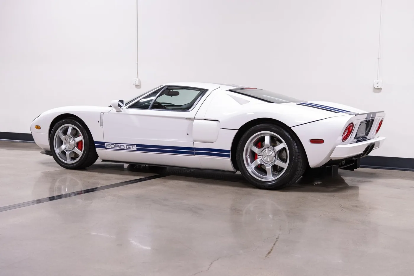 2005 Ford GT vendue par un concessionnaire spécialisé à Costa Mesa, États-Unis, photo 7 sur 15