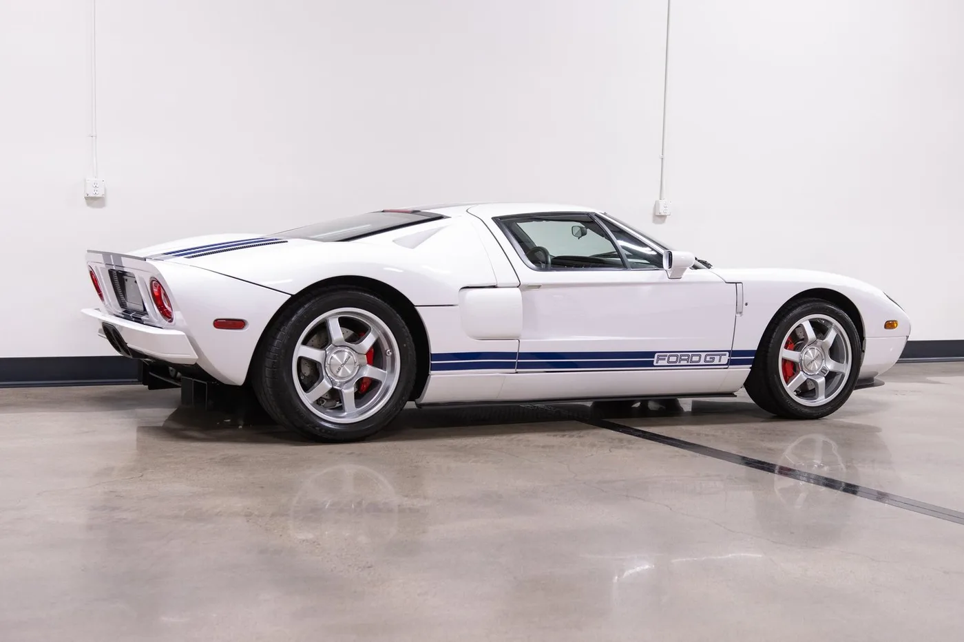 2005 Ford GT vendue par un concessionnaire spécialisé à Costa Mesa, États-Unis, photo 8 sur 15