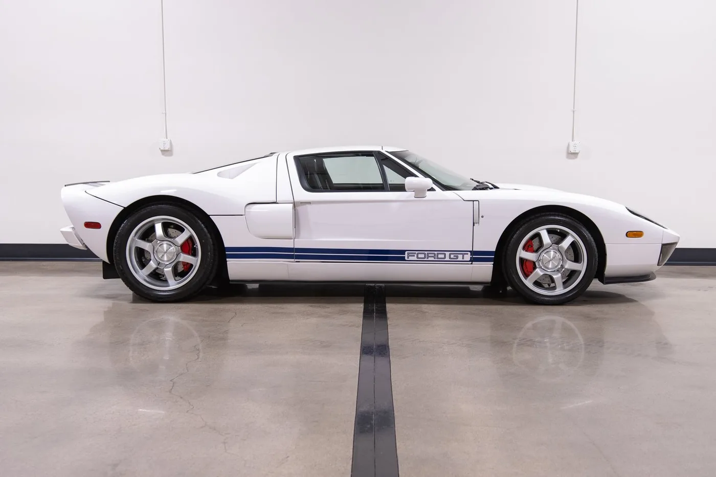2005 Ford GT vendue par un concessionnaire spécialisé à Costa Mesa, États-Unis, photo 9 sur 15