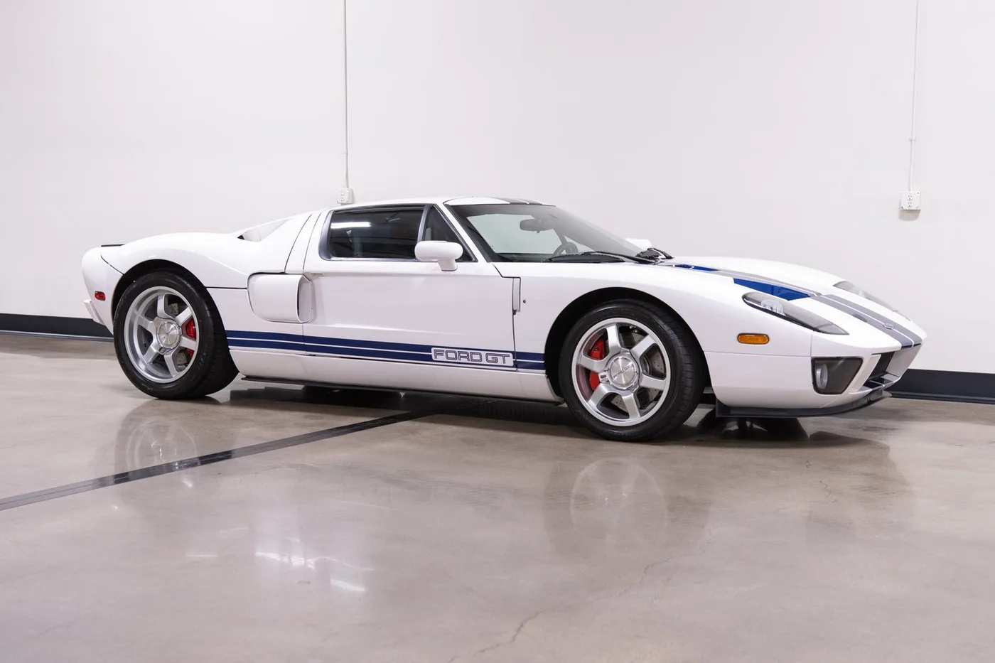 2005 Ford GT vendue par un concessionnaire spécialisé à Costa Mesa, États-Unis, photo 10 sur 15