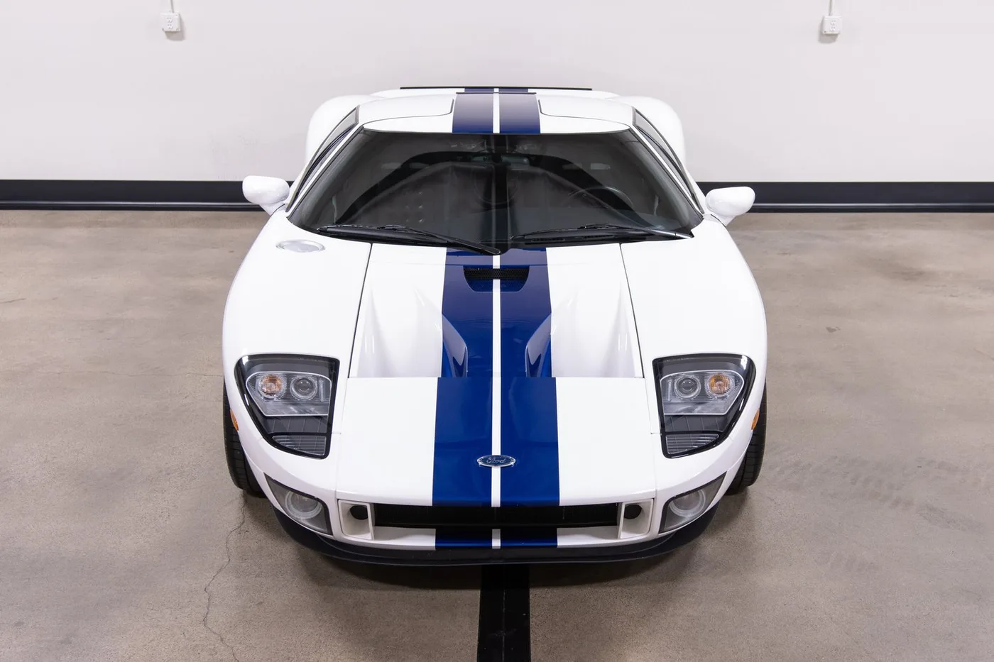 2005 Ford GT vendue par un concessionnaire spécialisé à Costa Mesa, États-Unis, photo 12 sur 15