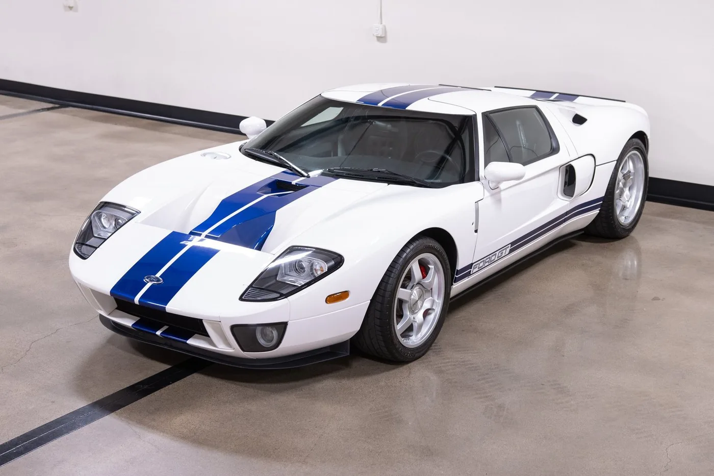 2005 Ford GT vendue par un concessionnaire spécialisé à Costa Mesa, États-Unis, photo 13 sur 15