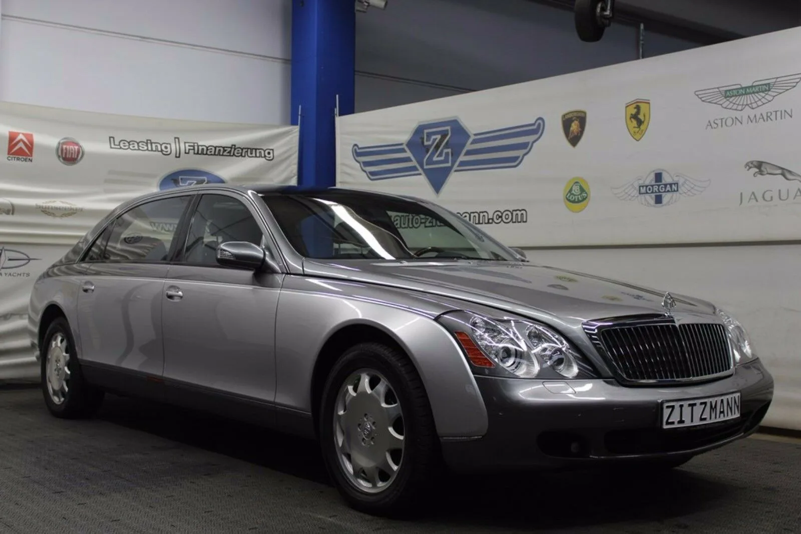 2005 Maybach 62 proposée par un concessionnaire spécialisé à Nuremberg, Allemagne, photo principale