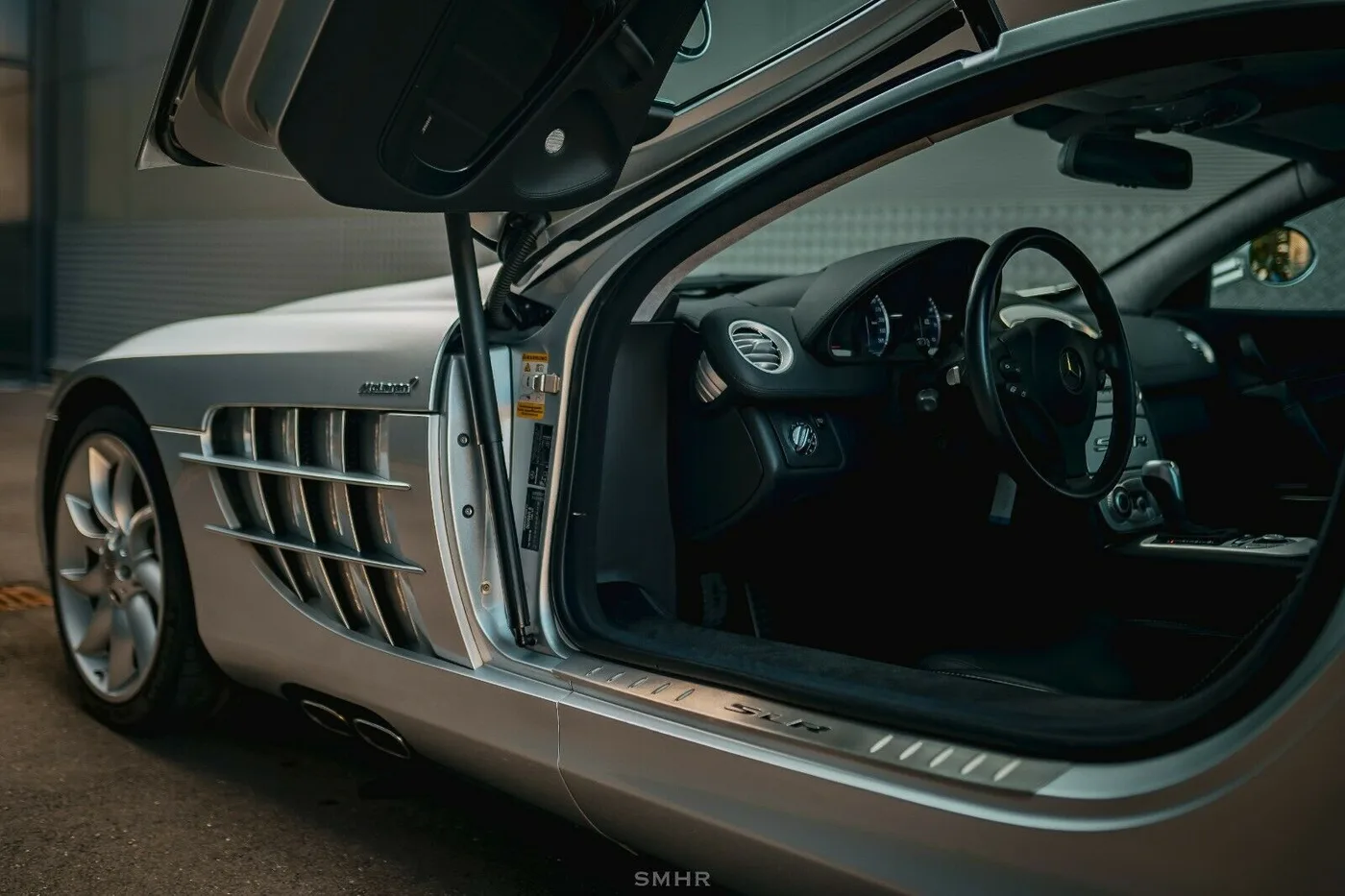 2005 Mercedes-Benz SLR McLaren offered by a specialist dealer in Nuremberg, Germany, photo 13 of 15