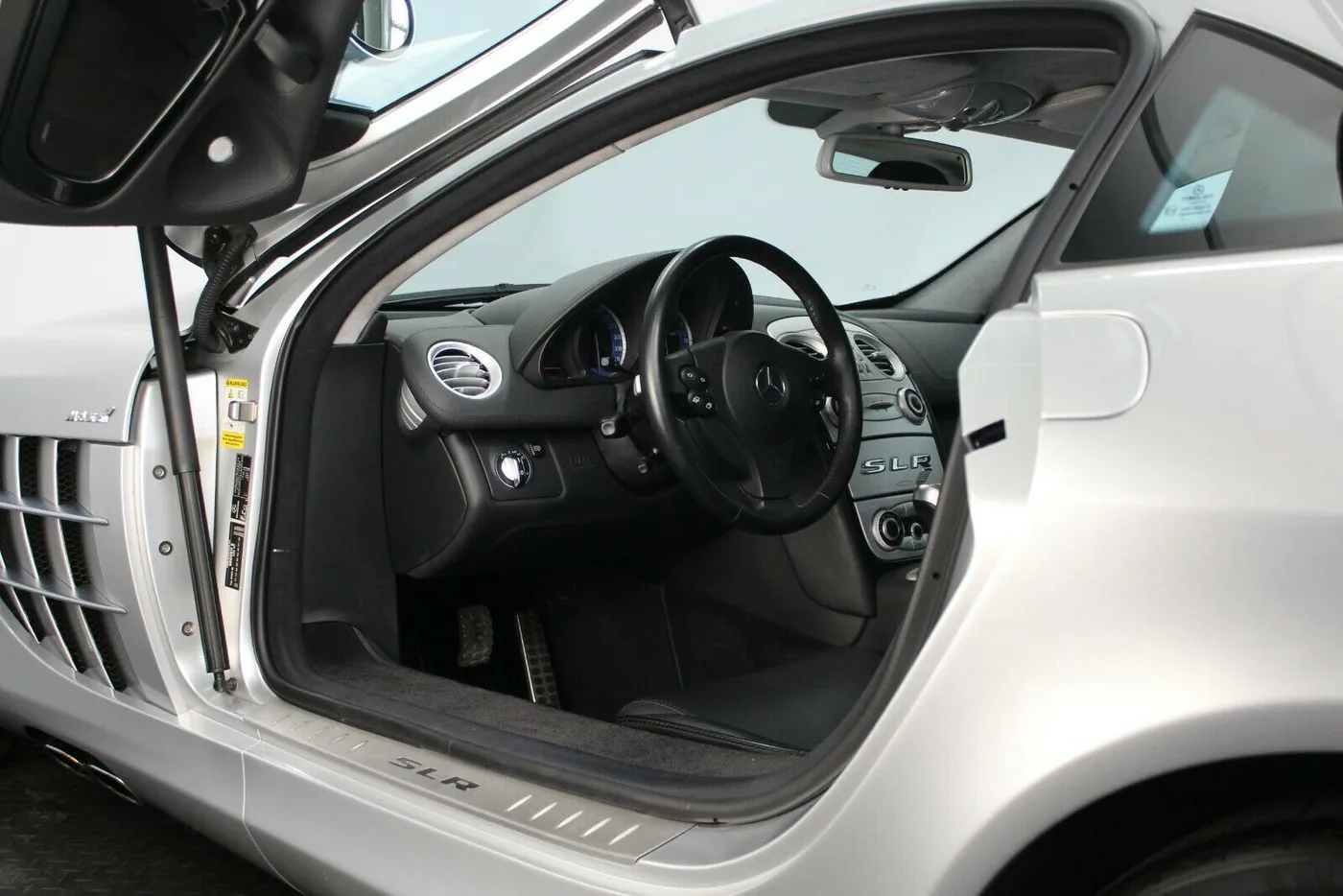 2005 Mercedes-Benz SLR McLaren offered by a specialist dealer in Nuremberg, Germany, photo 14 of 15