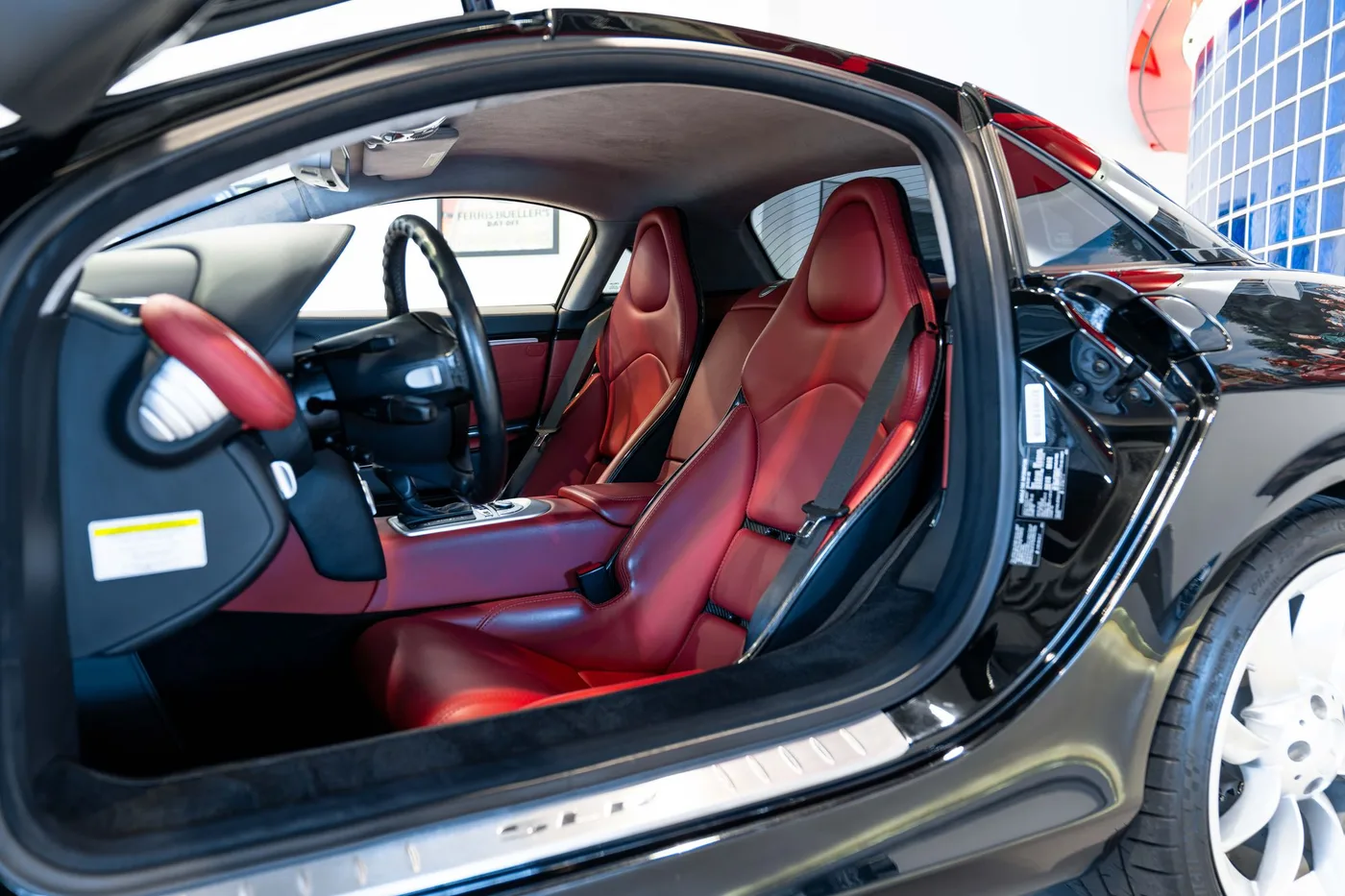 2005 Mercedes-Benz SLR McLaren offered by a collector car specialist in London, United Kingdom, photo 17 of 25