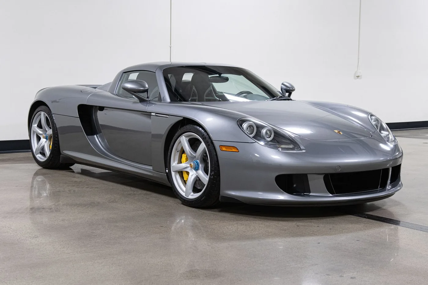 2005 Porsche Carrera GT vendue par un concessionnaire spécialisé à Costa Mesa, États-Unis, photo 2 sur 15