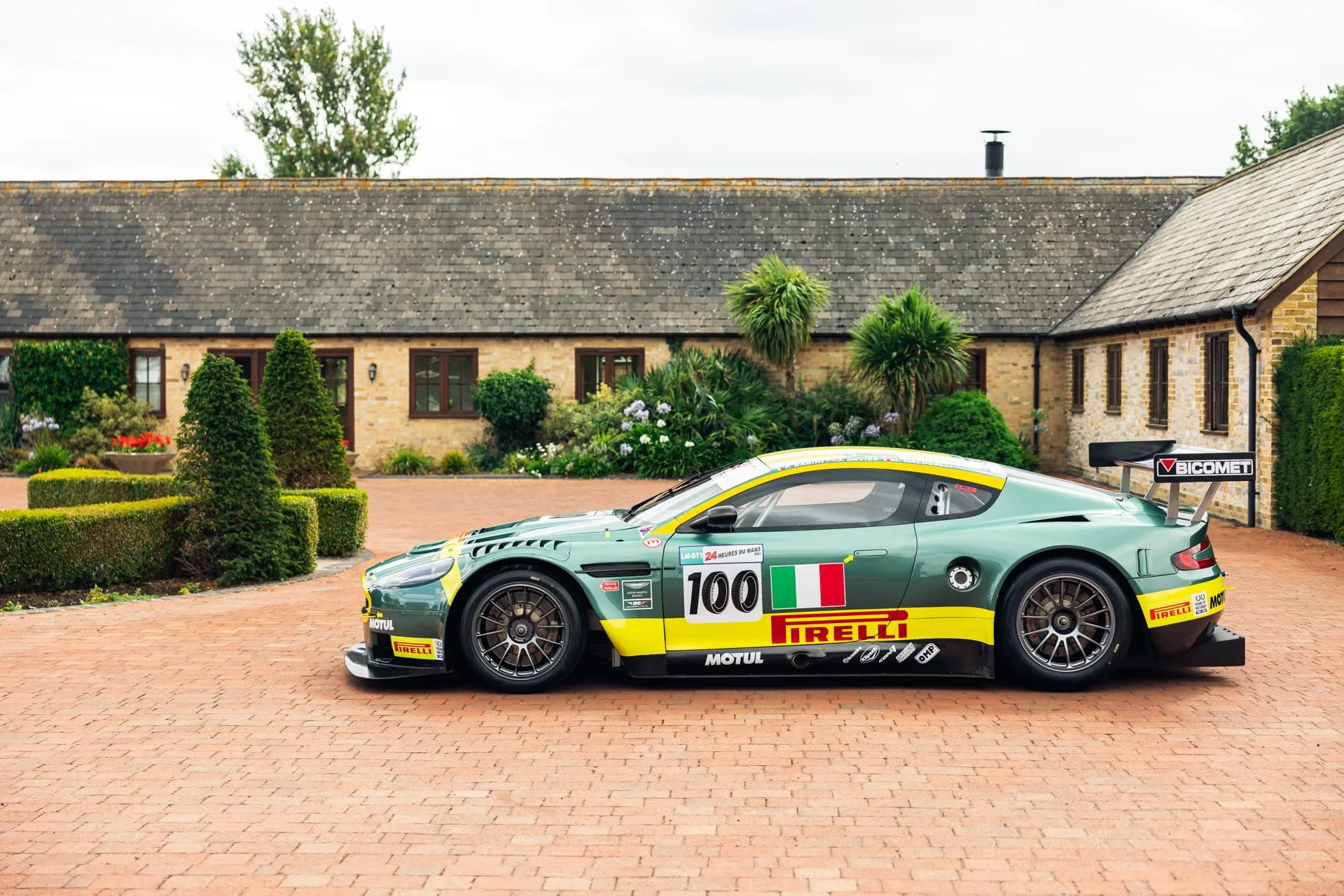 2006 Aston Martin DBR9 GT1 proposée par un concessionnaire spécialisé à Oxford, Royaume-Uni, photo principale