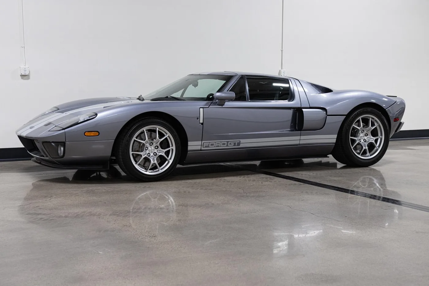 2006 Ford GT vendue par un concessionnaire spécialisé à Costa Mesa, États-Unis, photo 5 sur 15