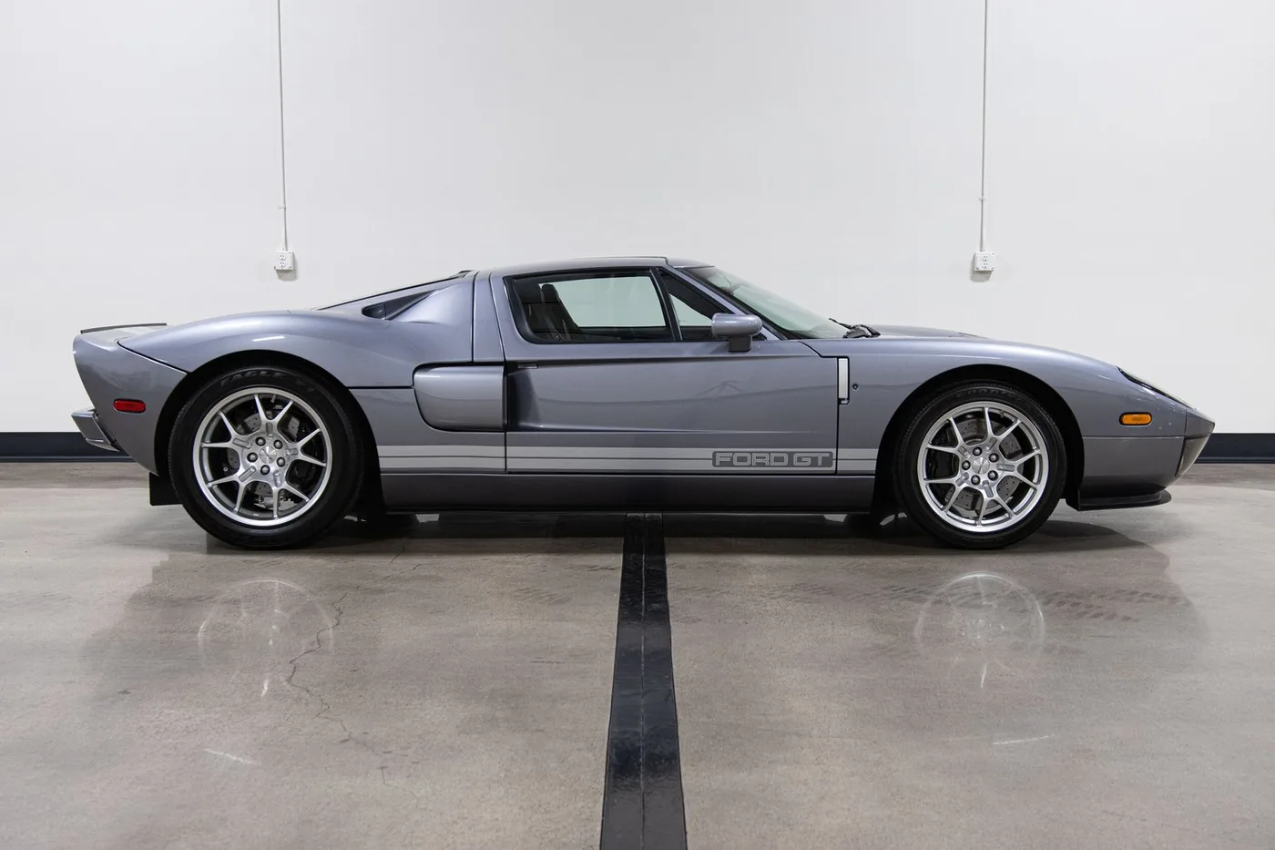 2006 Ford GT vendue par un concessionnaire spécialisé à Costa Mesa, États-Unis, photo 9 sur 15