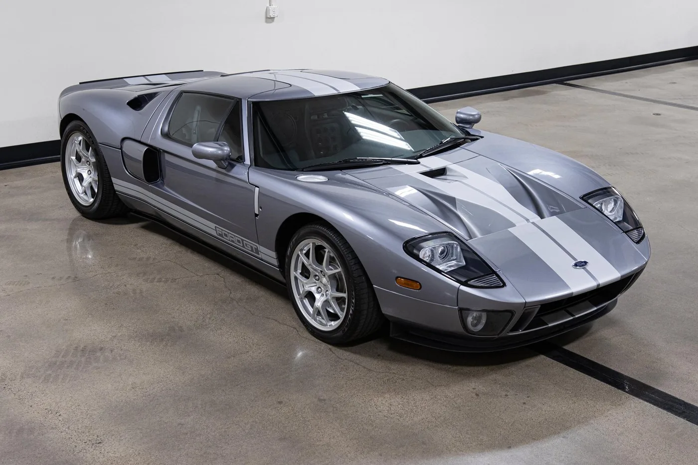 2006 Ford GT vendue par un concessionnaire spécialisé à Costa Mesa, États-Unis, photo 11 sur 15