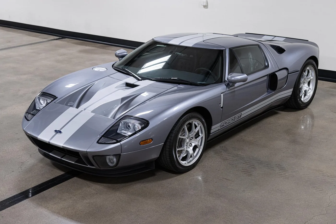 2006 Ford GT vendue par un concessionnaire spécialisé à Costa Mesa, États-Unis, photo 13 sur 15