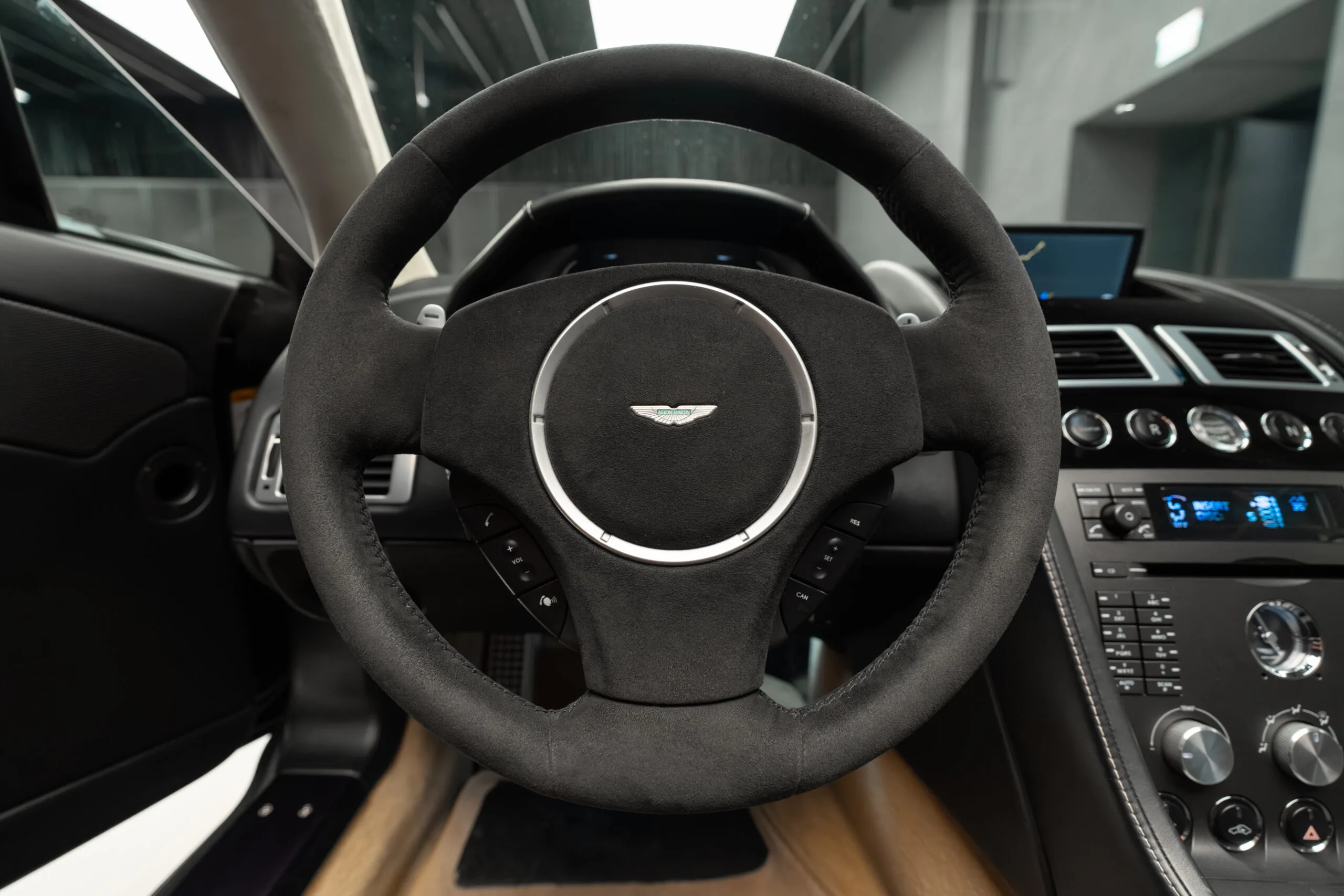 2007 Aston Martin V8 Vantage Roadster, 27/30