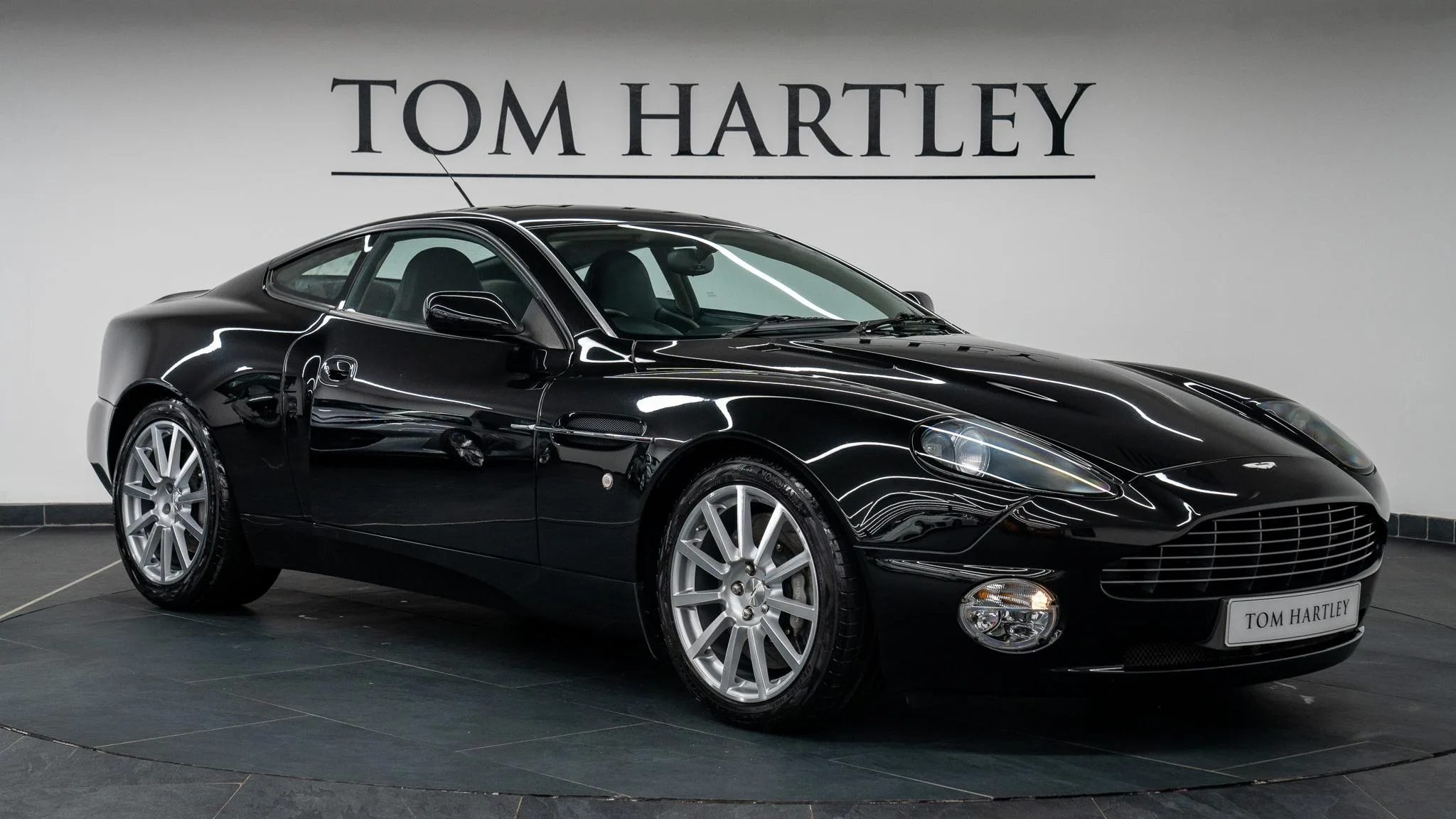 2007 Aston Martin Vanquish S proposée par un concessionnaire spécialisé à Swadlincote, Royaume-Uni, photo principale