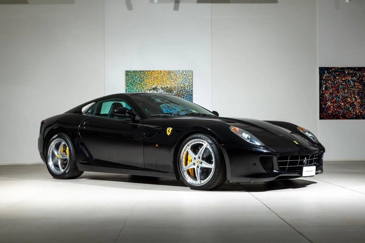 2007 Ferrari 599 GTB Fiorano, Dreiviertelansicht von vorne, angeboten in Uppsala, Schweden