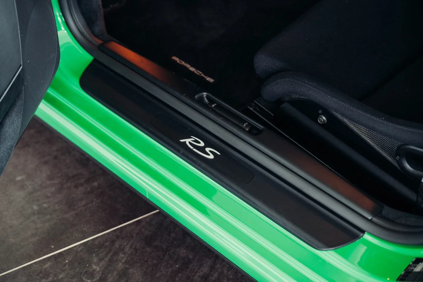 2007 Porsche 911 GT3 RS offered by a collector car specialist in Stuttgart, Germany, photo 20 of 25