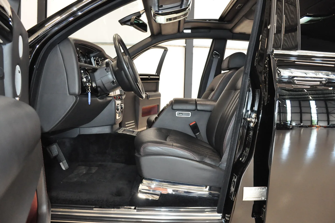 2007 Rolls-Royce Phantom offered by a collector car dealer in Alkmaar, Netherlands, photo 6 of 15