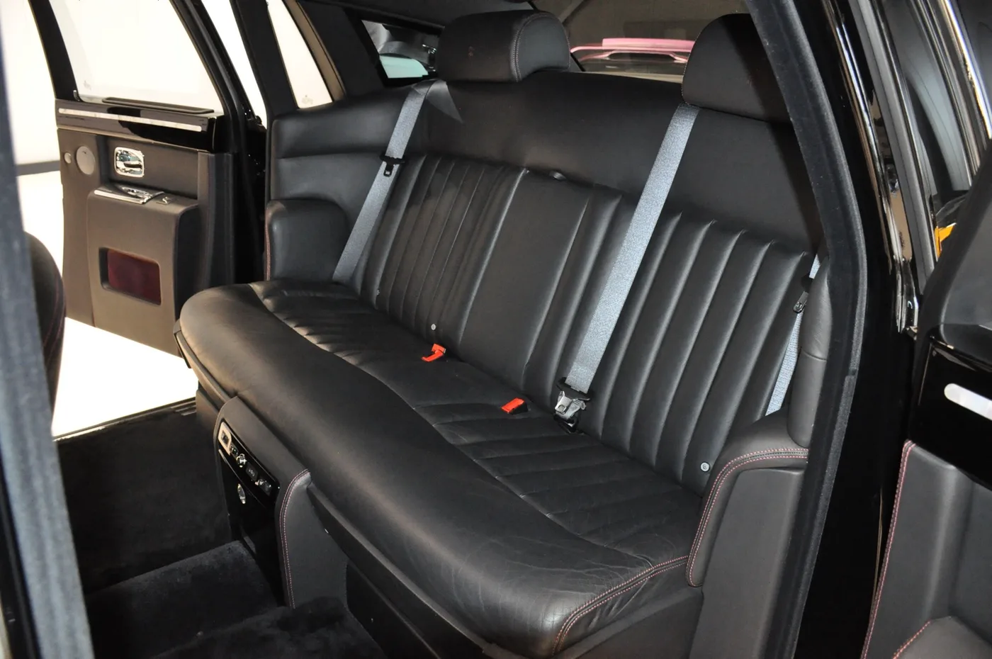 2007 Rolls-Royce Phantom offered by a collector car dealer in Alkmaar, Netherlands, photo 8 of 15