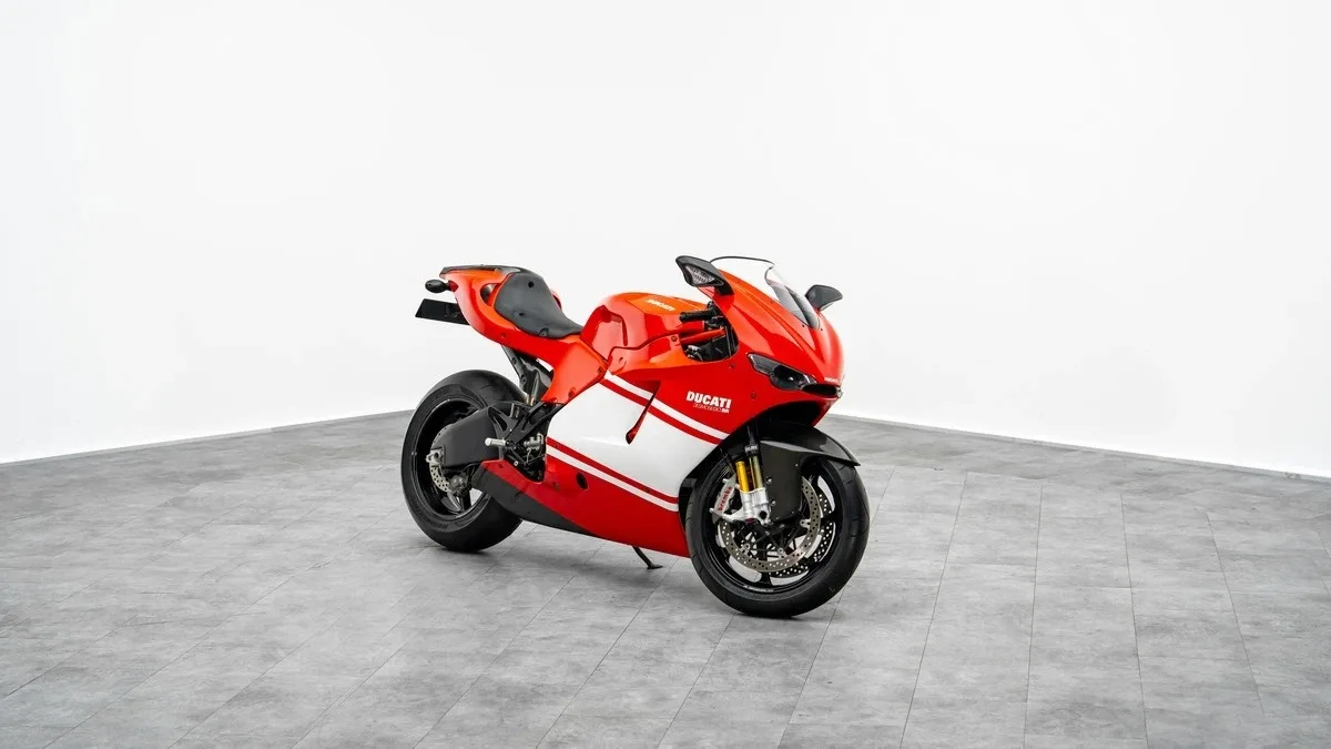 2008 Ducati Desmosedici RR proposée par un concessionnaire spécialisé à Dubai, Émirats arabes unis, photo principale