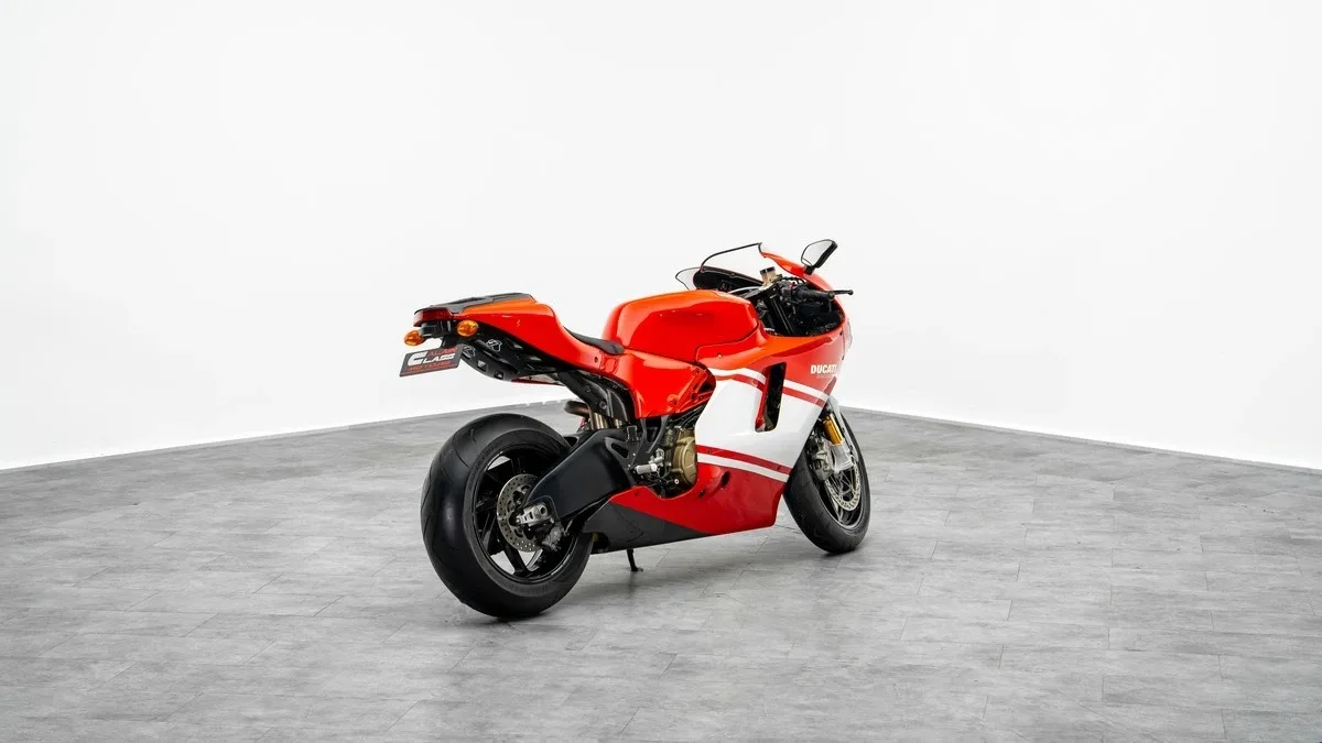 2008 Ducati Desmosedici RR proposée par un concessionnaire spécialisé à Dubai, Émirats arabes unis, photo 3 sur 15