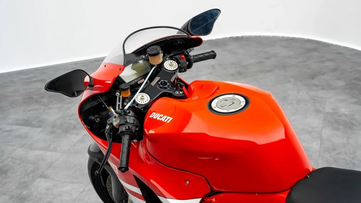 2008 Ducati Desmosedici RR proposée par un concessionnaire spécialisé à Dubai, Émirats arabes unis, photo 6 sur 15