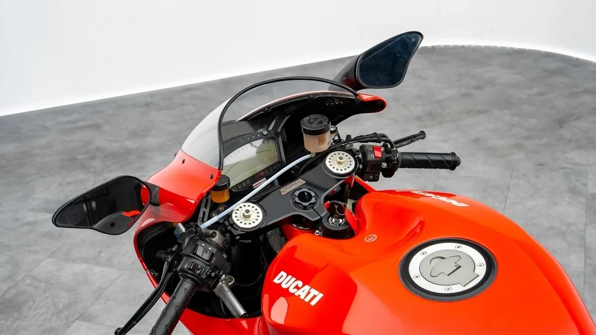 2008 Ducati Desmosedici RR proposée par un concessionnaire spécialisé à Dubai, Émirats arabes unis, photo 7 sur 15