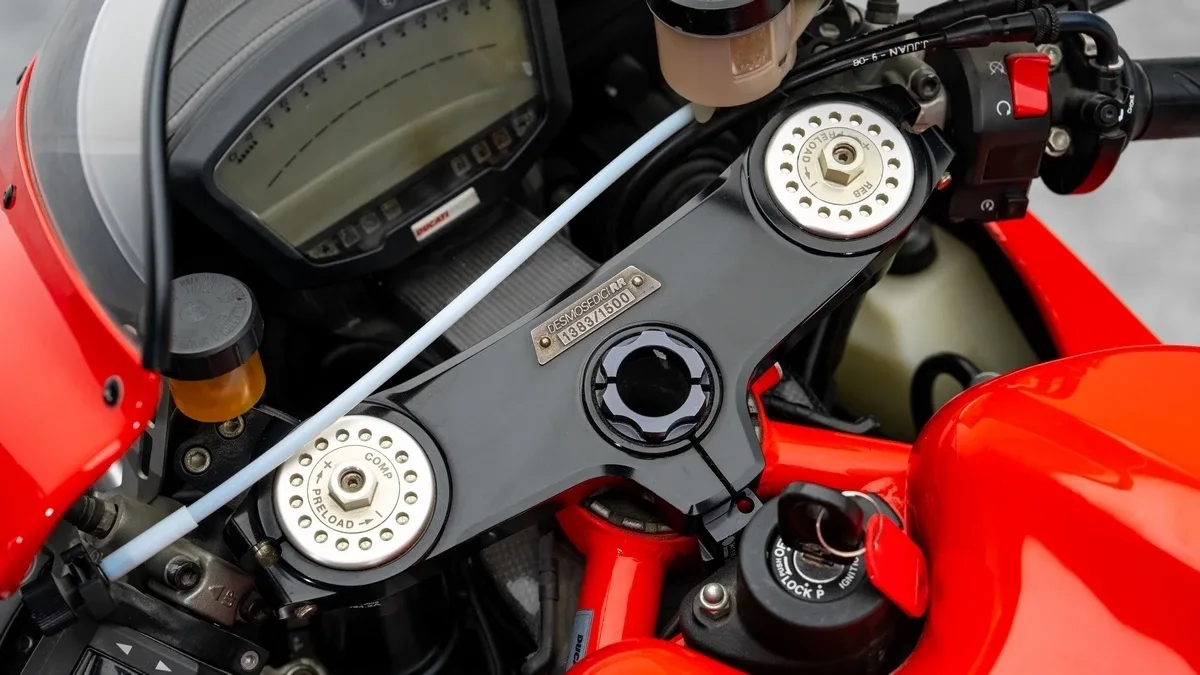 2008 Ducati Desmosedici RR proposée par un concessionnaire spécialisé à Dubai, Émirats arabes unis, photo 8 sur 15