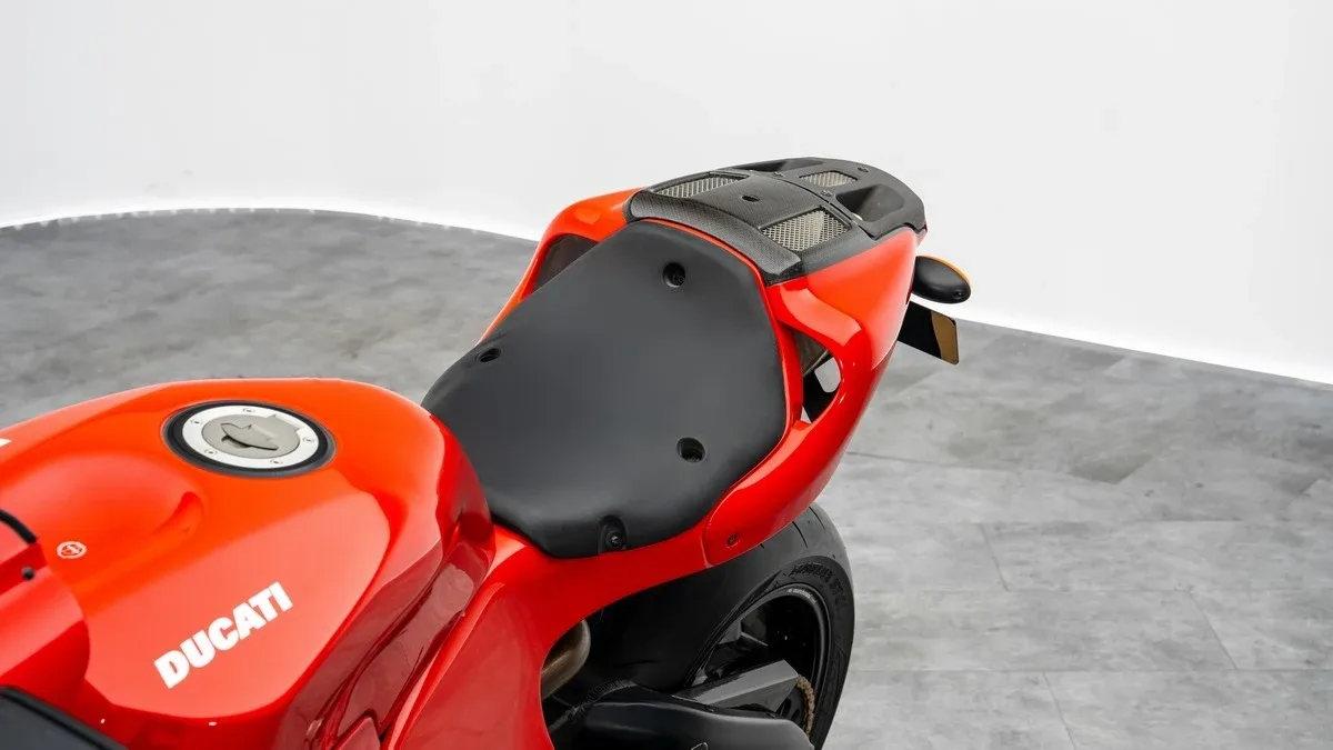 2008 Ducati Desmosedici RR proposée par un concessionnaire spécialisé à Dubai, Émirats arabes unis, photo 11 sur 15