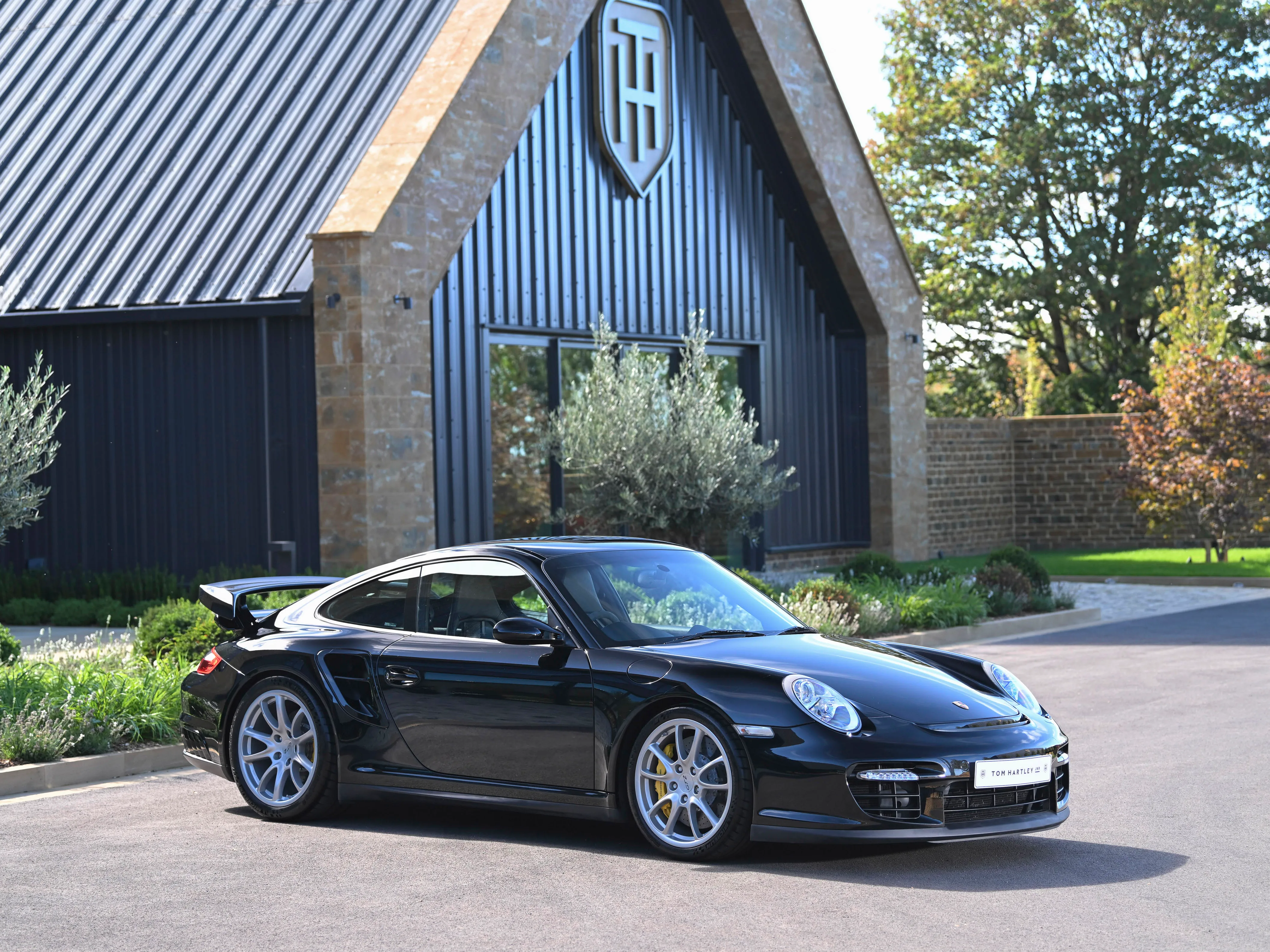 2008 Porsche 911 GT2 proposée par un concessionnaire spécialisé à Hook Norton, Royaume-Uni, photo principale