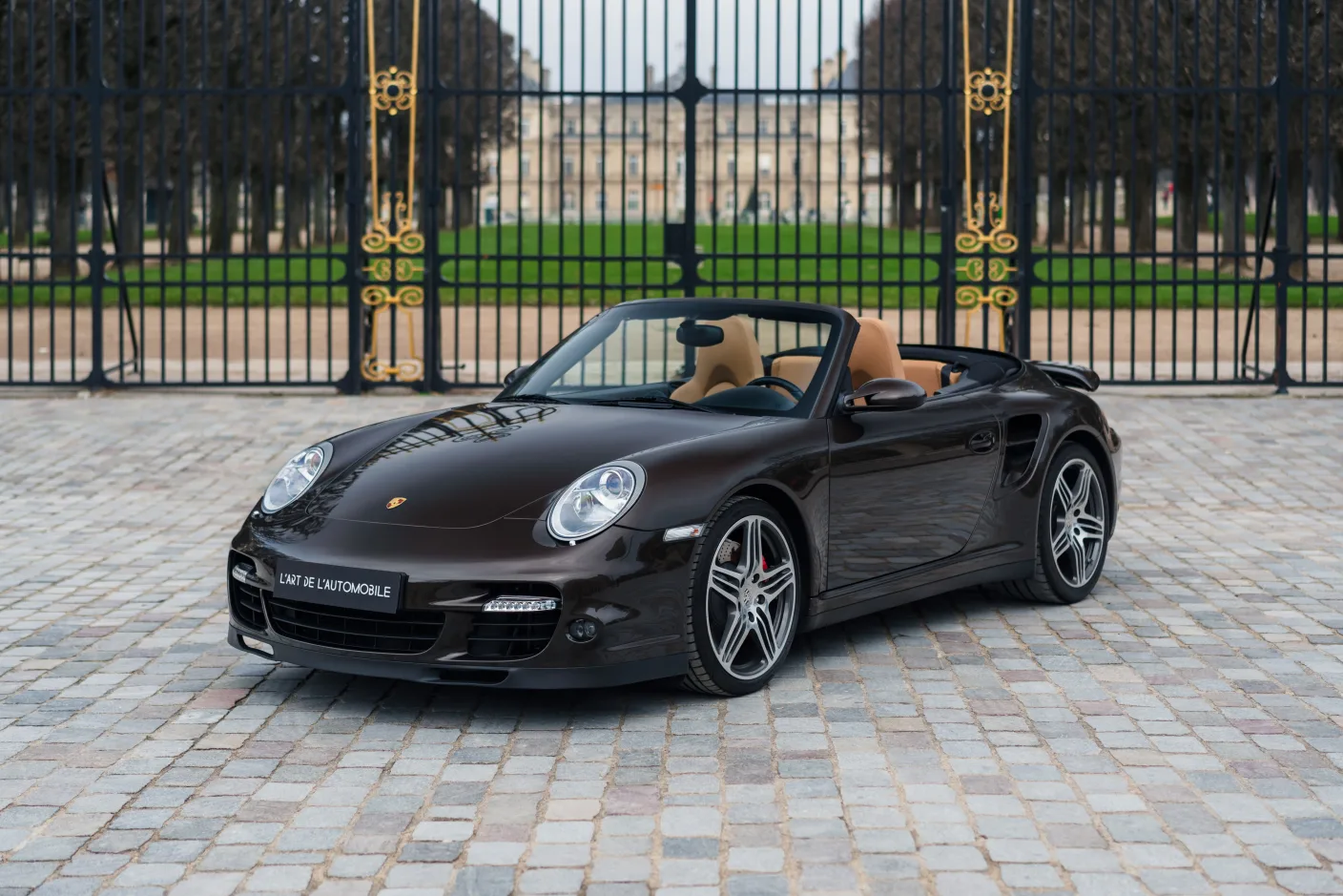 2008 Porsche 911 Turbo Cabriolet 997 proposée par un concessionnaire spécialisé à Paris, France, photo principale