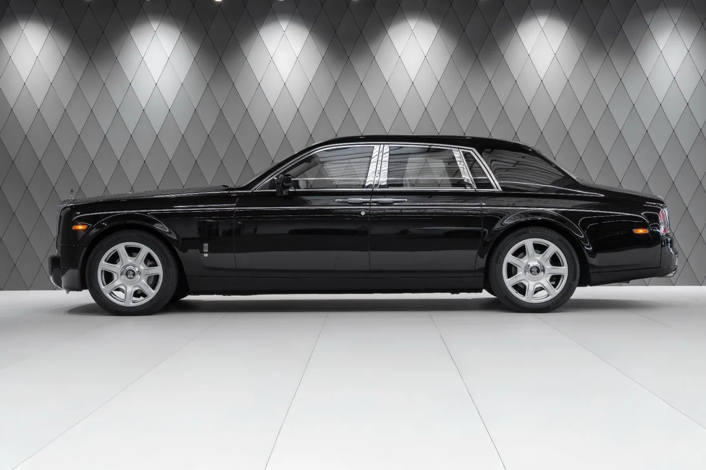 2008 Rolls-Royce Phantom offered by a supercar dealer in Schenefeld, Germany, photo 4 of 25