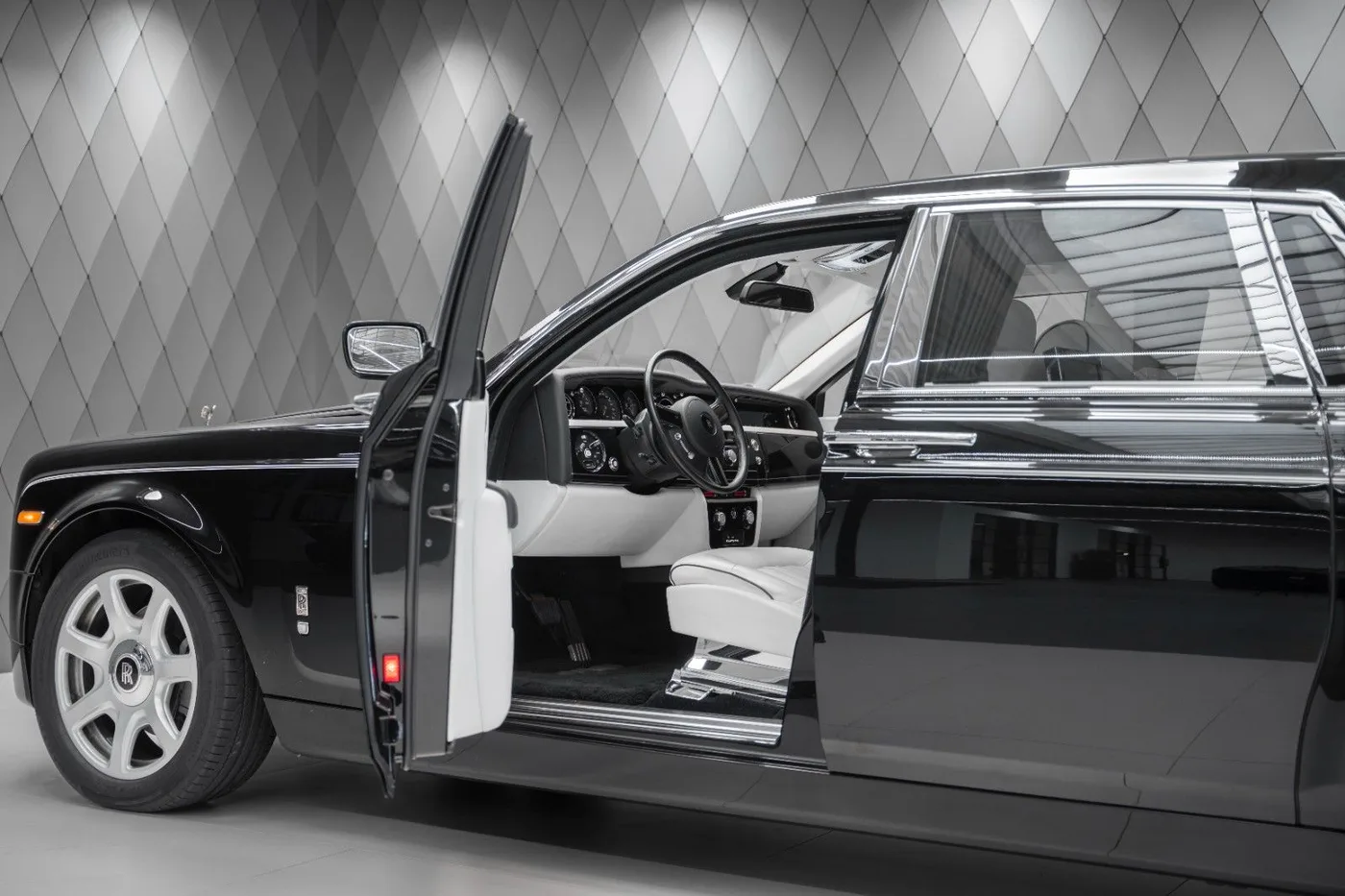 2008 Rolls-Royce Phantom offered by a supercar dealer in Schenefeld, Germany, photo 11 of 25