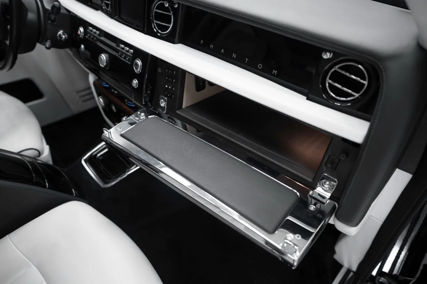 2008 Rolls-Royce Phantom offered by a supercar dealer in Schenefeld, Germany, photo 22 of 25