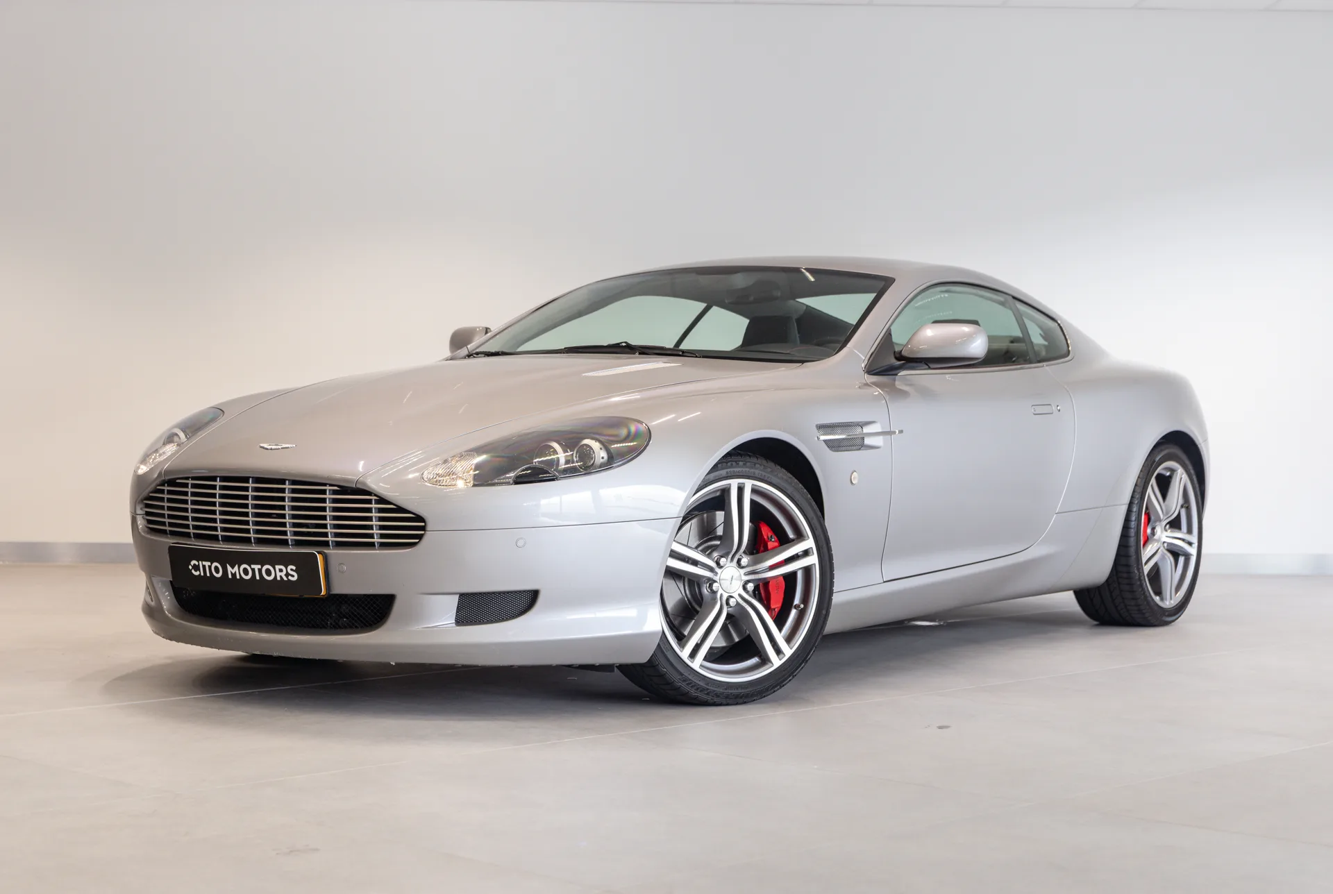 2009 Aston Martin DB9 proposée par un concessionnaire spécialisé à Eindhoven, Pays-Bas, photo principale