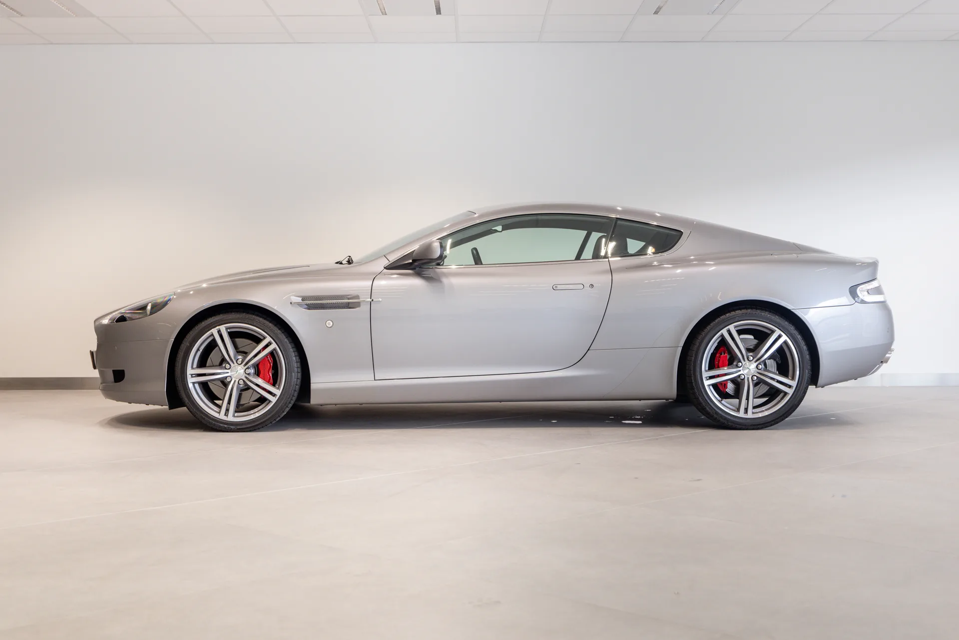 2009 Aston Martin DB9, 5/28