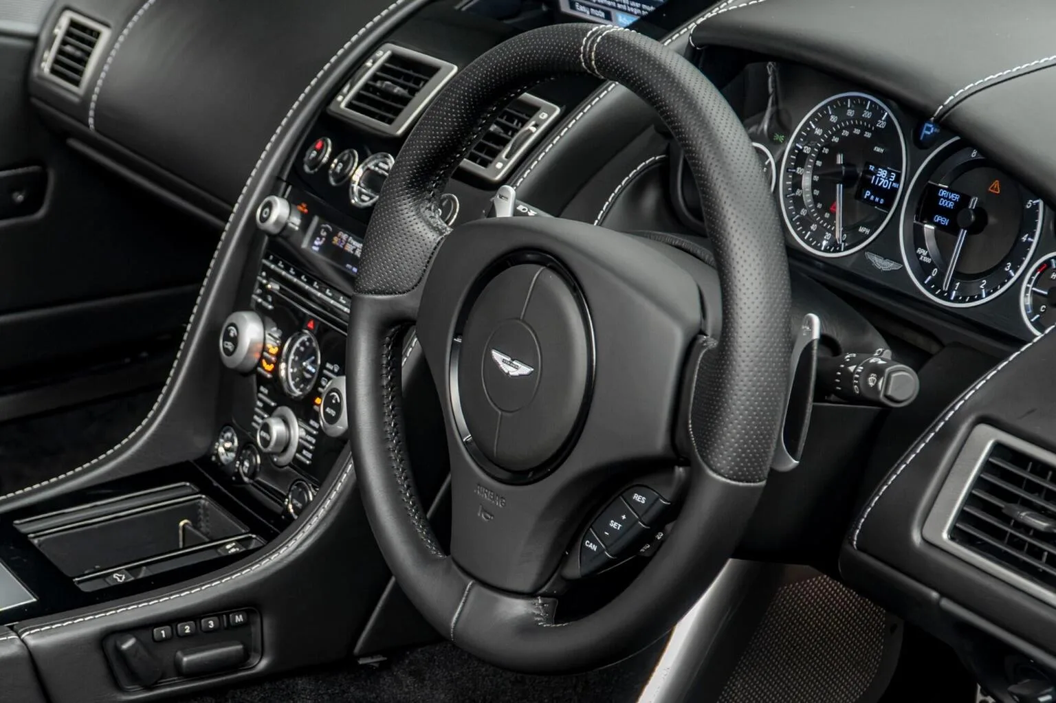 2009 Aston Martin DBS Volante, 28/30
