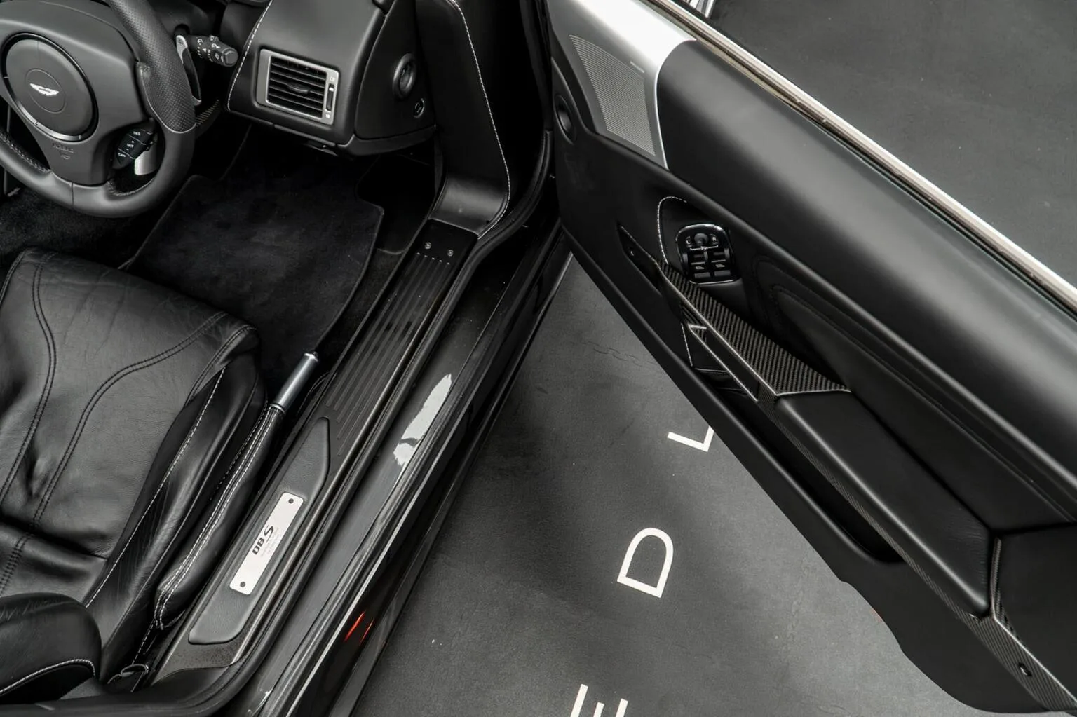 2009 Aston Martin DBS Volante, 29/30