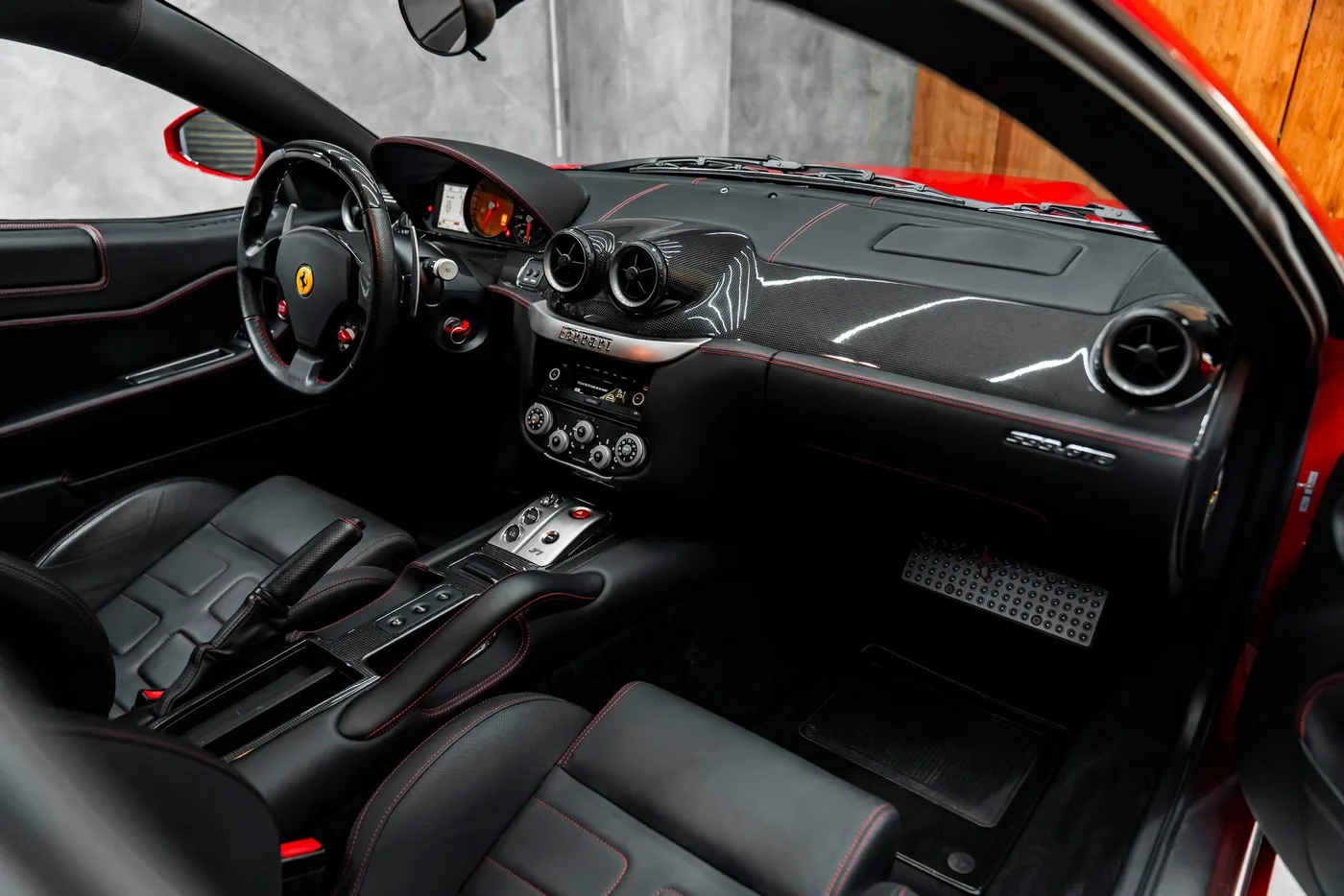 2009 Ferrari 599 GTB Fiorano offered by a specialist dealer in Bratislava, Slovakia, photo 14 of 15