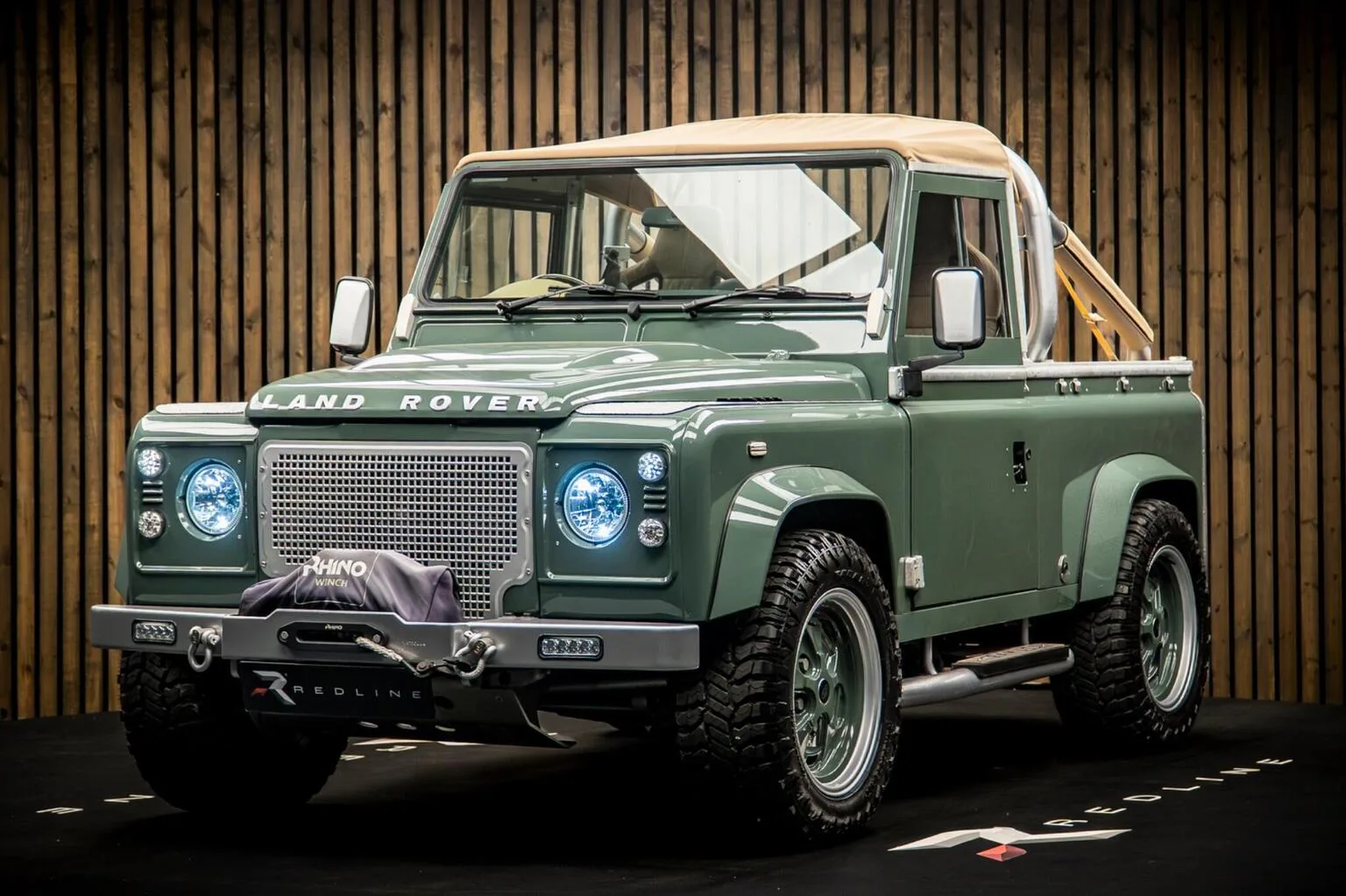 2009 Land Rover Defender 90 en un concesionario especializado de Knaresborough, Reino Unido, foto principal