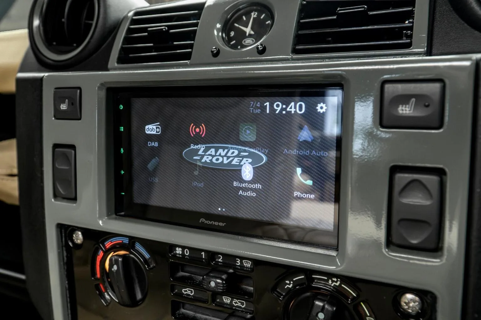 2009 Land Rover Defender 90, 25/30