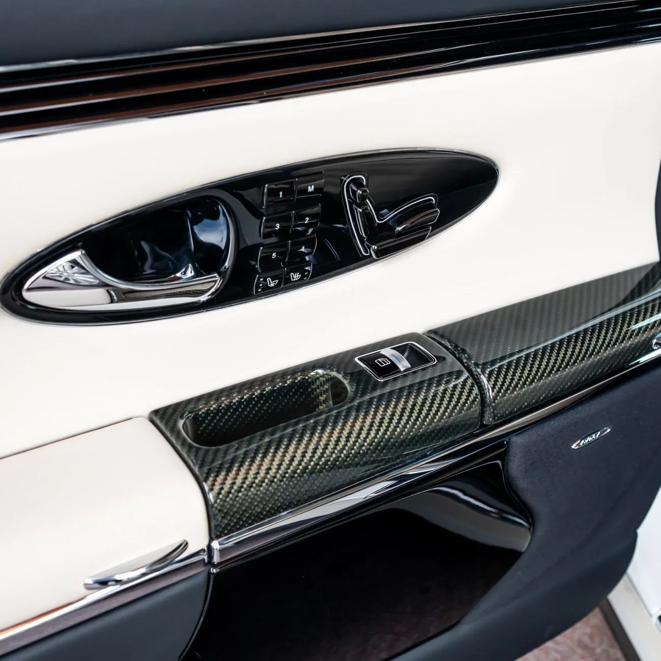 2009 Maybach 57 S offered by a specialist dealer in Dubai, United Arab Emirates, photo 9 of 21
