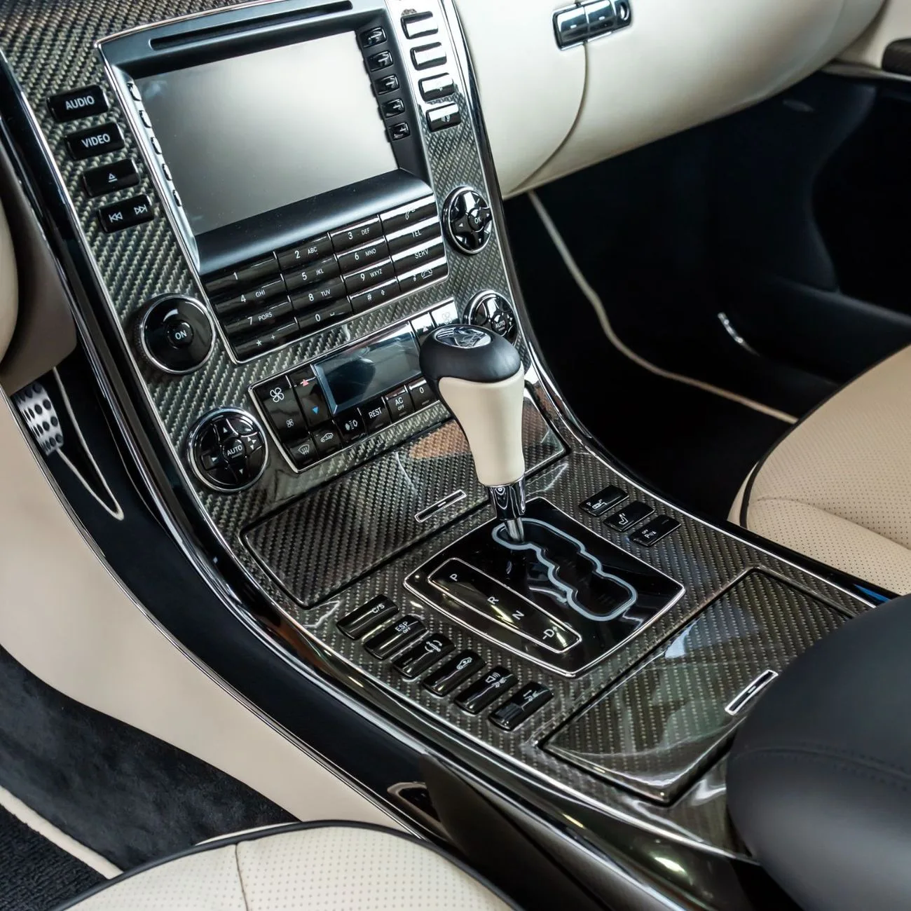 2009 Maybach 57 S offered by a specialist dealer in Dubai, United Arab Emirates, photo 13 of 21