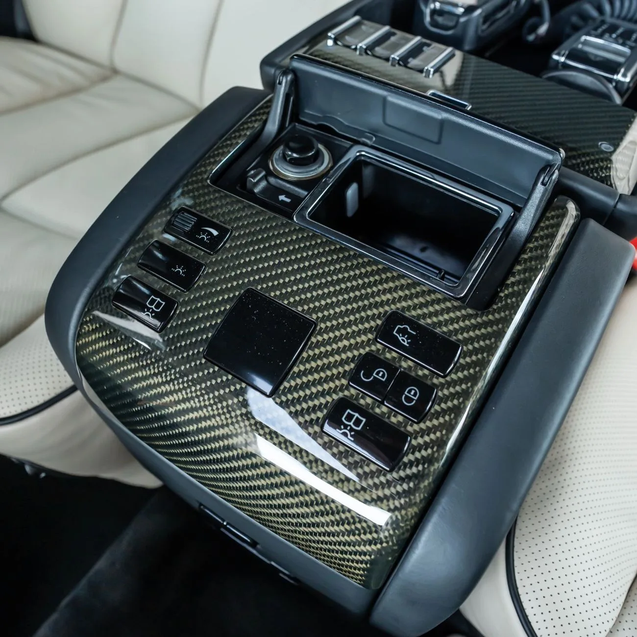2009 Maybach 57 S offered by a specialist dealer in Dubai, United Arab Emirates, photo 16 of 21