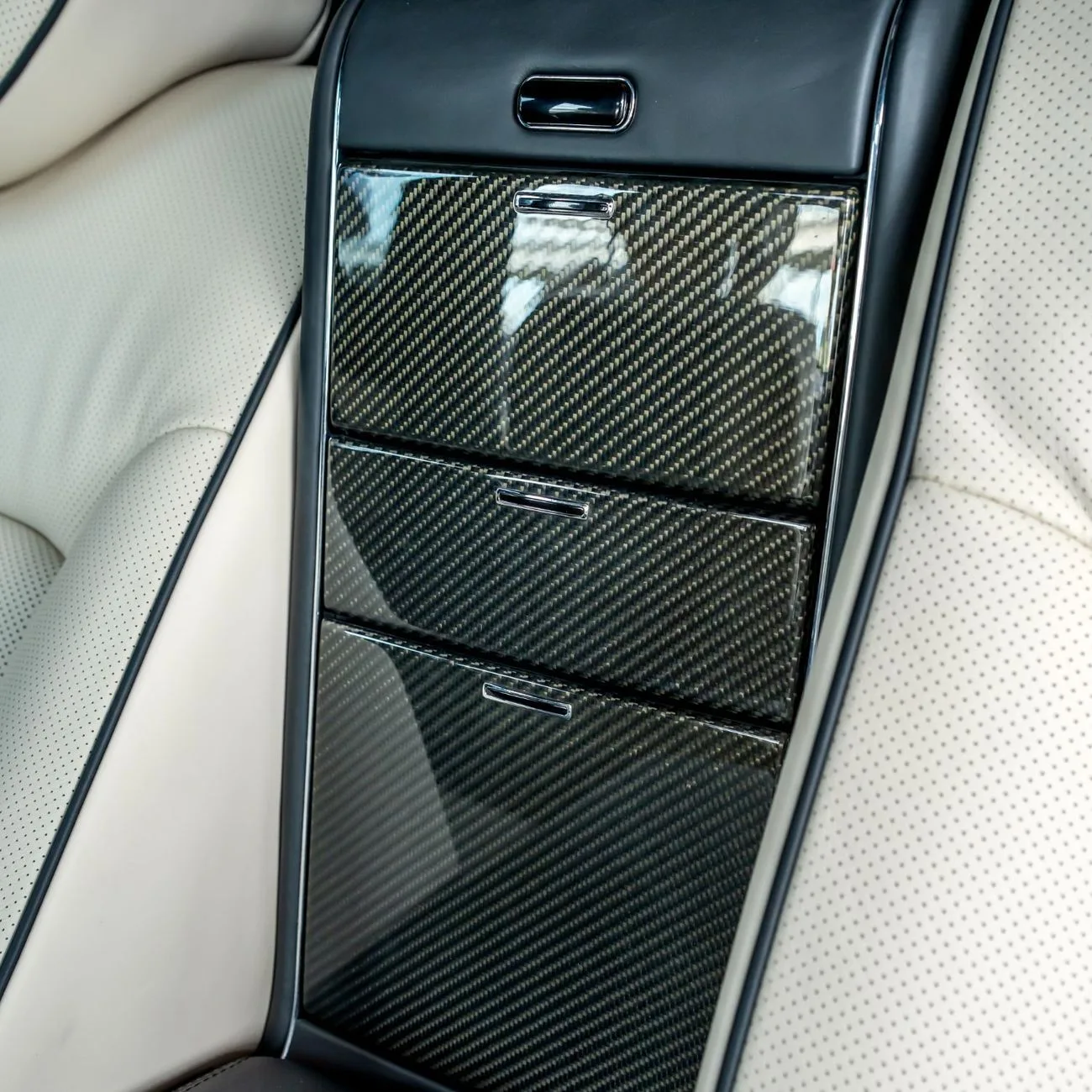 2009 Maybach 57 S offered by a specialist dealer in Dubai, United Arab Emirates, photo 17 of 21