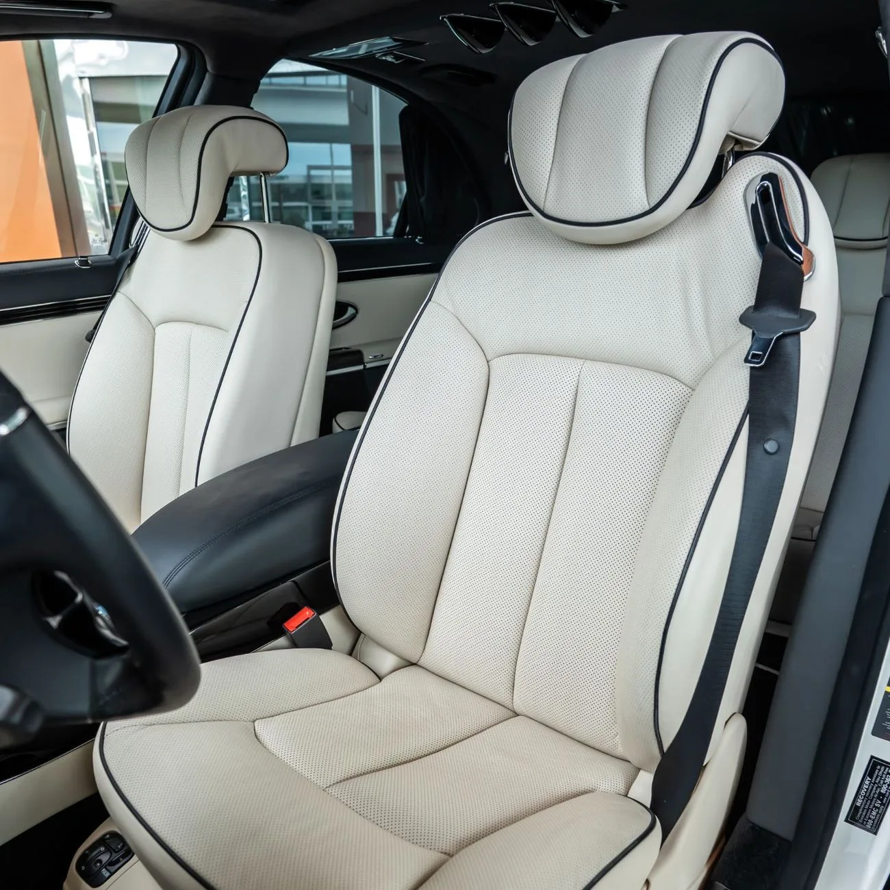 2009 Maybach 57 S offered by a specialist dealer in Dubai, United Arab Emirates, photo 19 of 21
