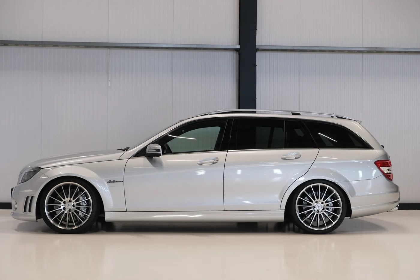 2009 Mercedes-AMG C 63 Estate proposée par un négociant en voitures de collection à Alkmaar, Pays-Bas, photo 5 sur 15